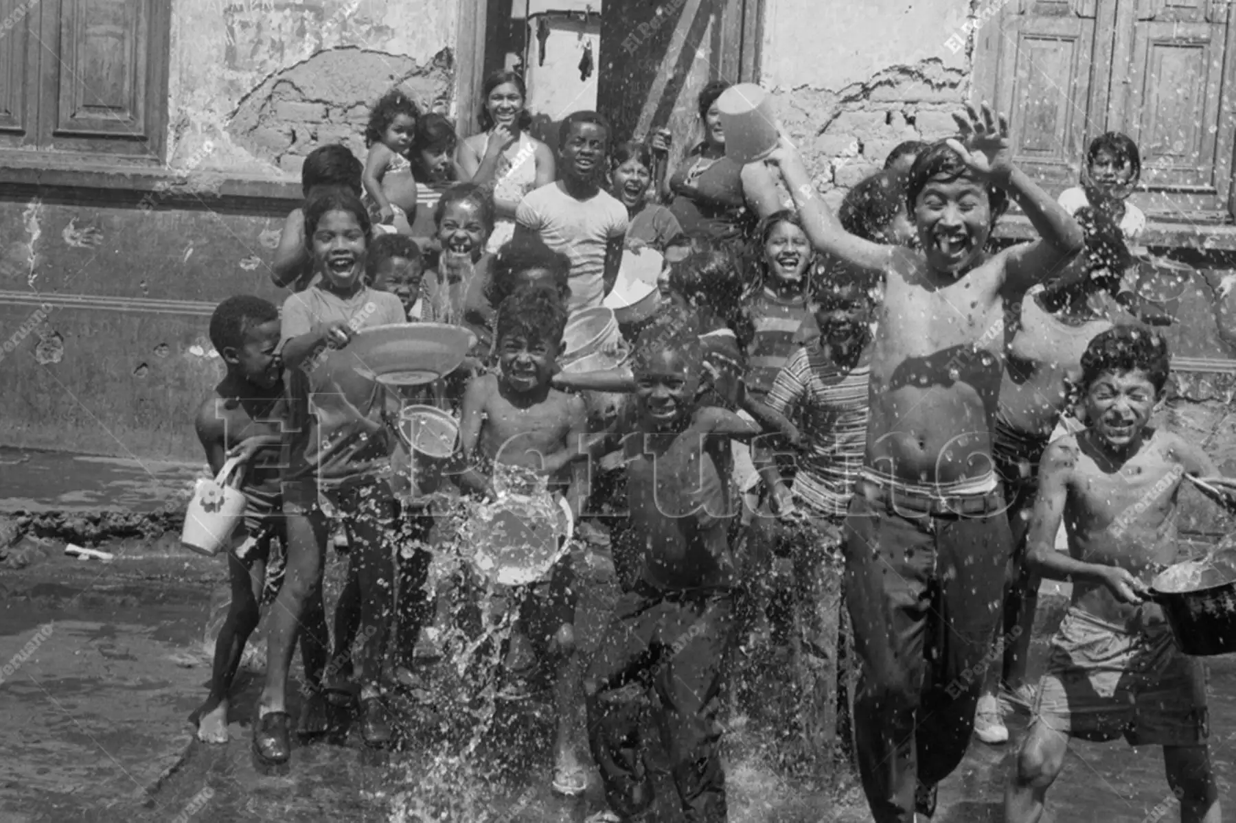 Lima - 1 febrero 1976 / Con alegría desbordante, los niños de una barrio popular de la capital dan inicio al primer domingo de carnaval.  Foto: Archivo Histórico de El Peruano / Jorge Sedano