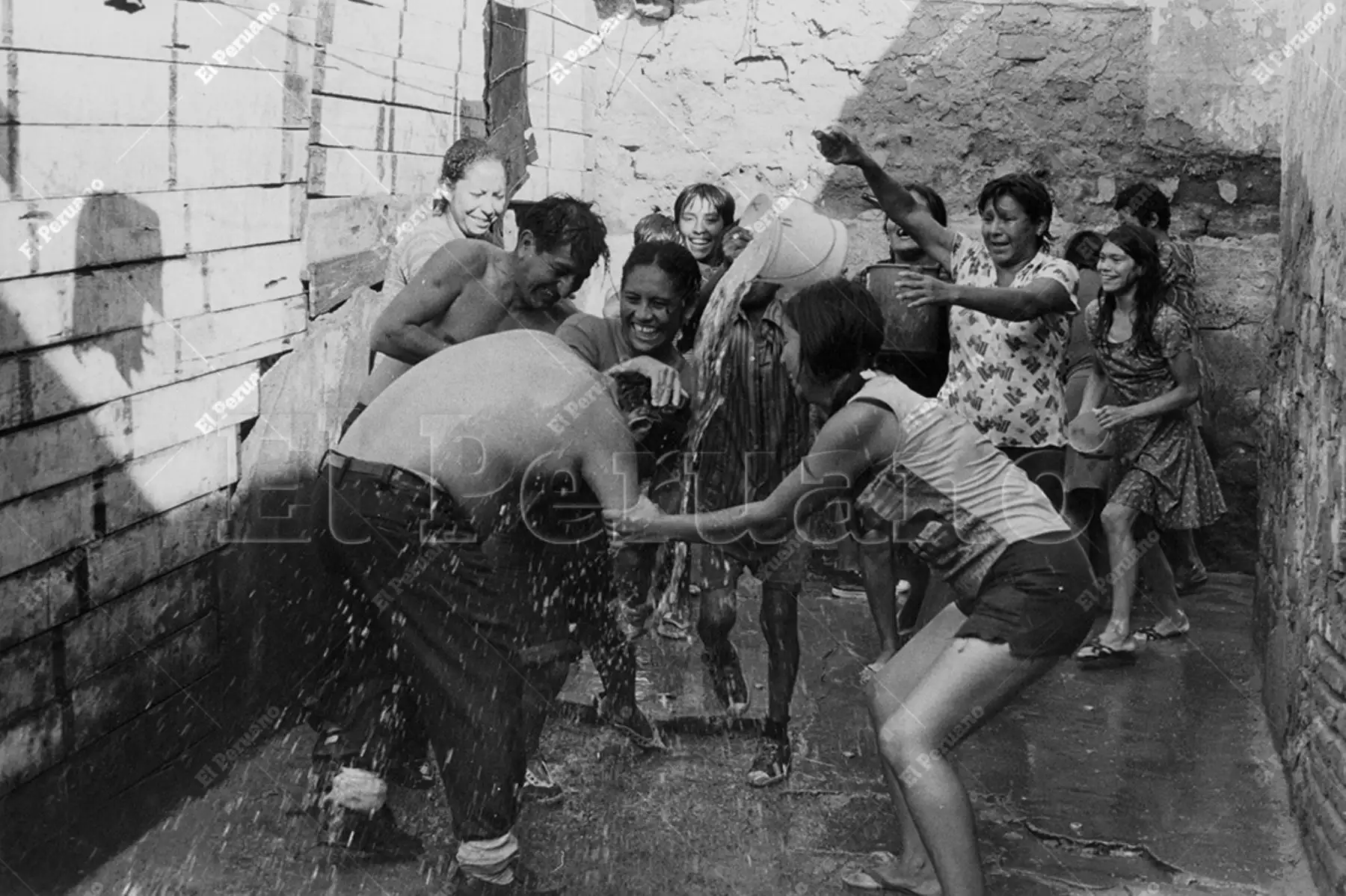Lima - 19 febrero 1978 / Familias enteras participan con alegría de la celebración del tercer domingo de carnaval. Foto: Archivo Histórico de El Peruano / Raúl Sagástegui