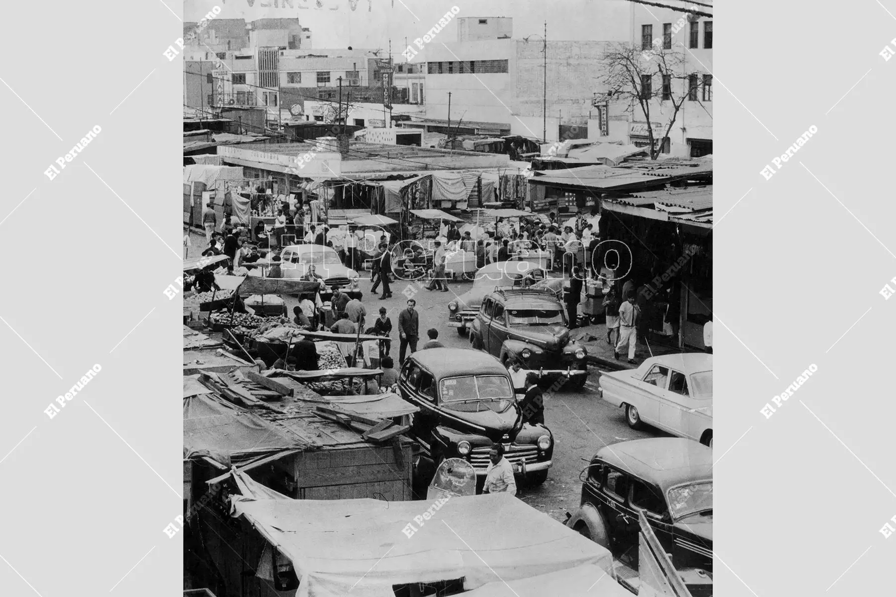 Lima - 26 noviembre 1968 / Vendedores ambulantes y tránsito vehicular en los alrededores del mercado mayorista de La Parada en La Victoria. Foto: Archivo Histórico de El Peruano