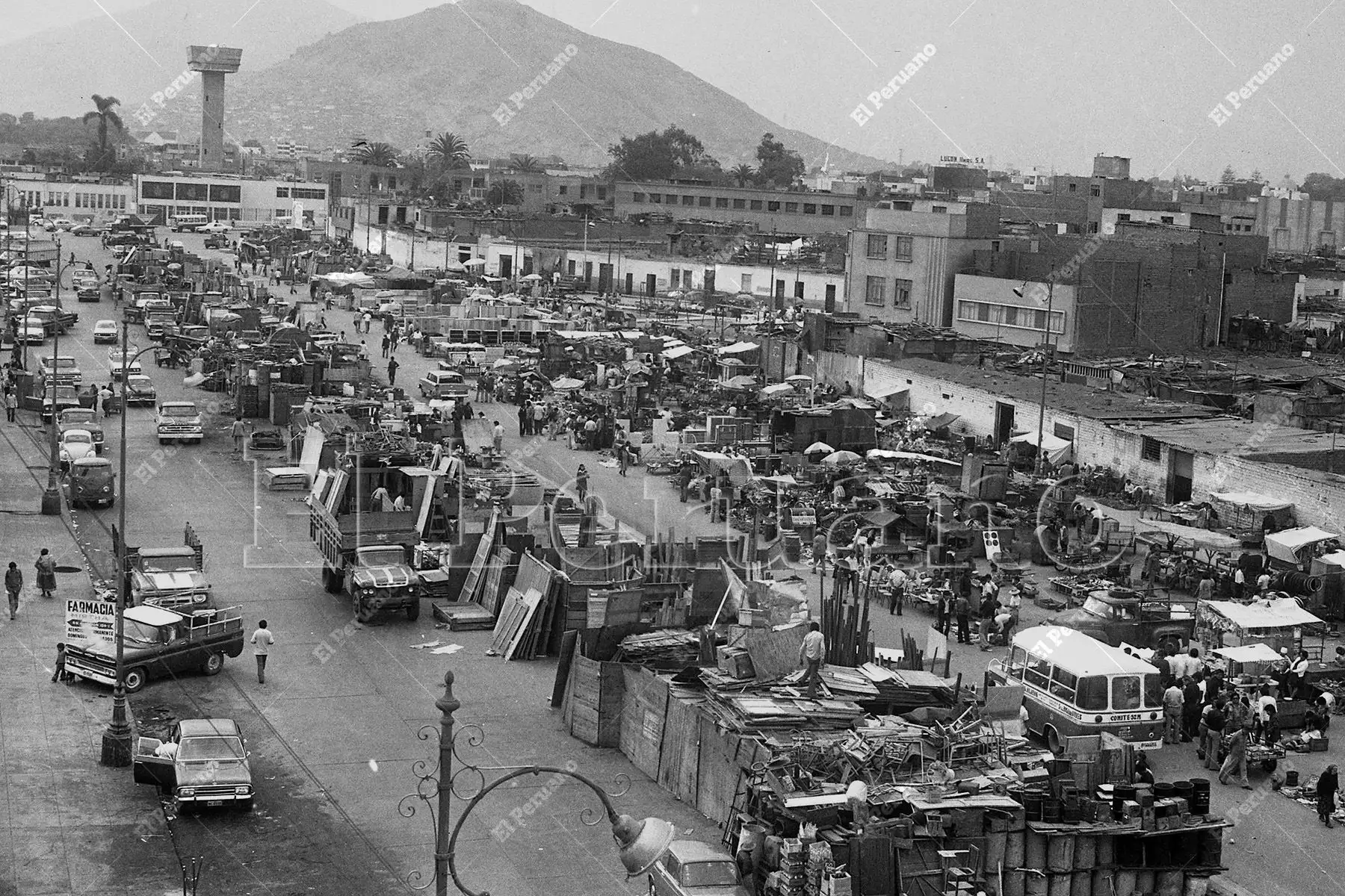 Lima - 15 junio 1976 / Vendedores ambulantes de Tacora en la avenida Aviación en La Victoria. Foto: Archivo Histórico de El Peruano / Américo Alburquerque