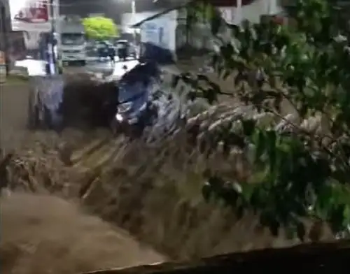 Las aguas turbulentas del río Girou arrastraron un automóvil en la ciudad de La Merced, en la provincia de Chanchamayo, pero felizmente sus ocupantes lograron salvarse.