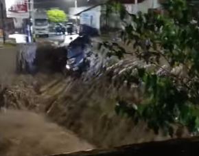 Las aguas turbulentas del río Girou arrastraron un automóvil en la ciudad de La Merced, en la provincia de Chanchamayo, pero felizmente sus ocupantes lograron salvarse.