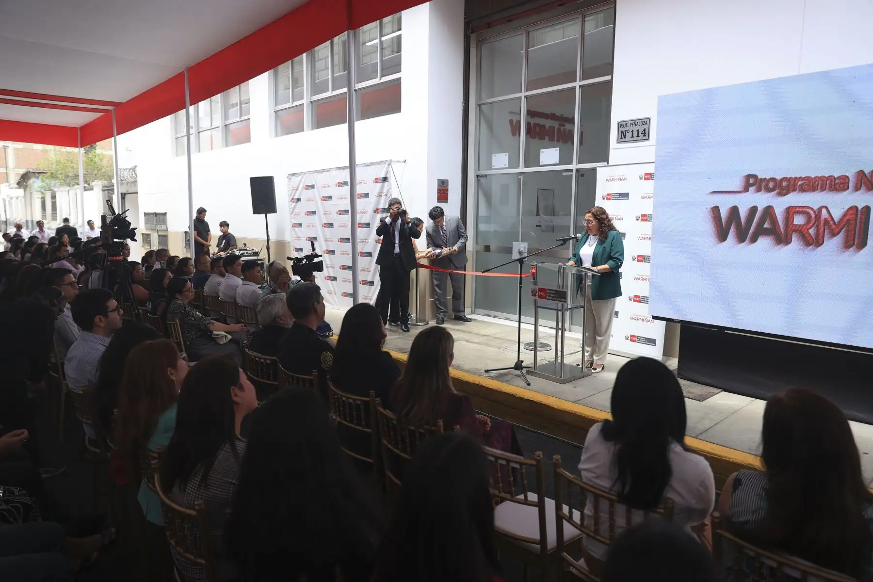 Se inauguró la nueva sede institucional del Programa Nacional Warmi Ñan, con el objetivo de fortalecer su gestión y reafirmar las acciones del sector en la atención y prevención de la violencia contra la mujer y los integrantes del grupo familiar. La actividad estuvo encabezada por la directora ejecutiva del programa, Patricia Garrido, y la ministra de la Mujer, Sandra Gutierrez. Foto: ANDINA/Jhonel Rodríguez Robles