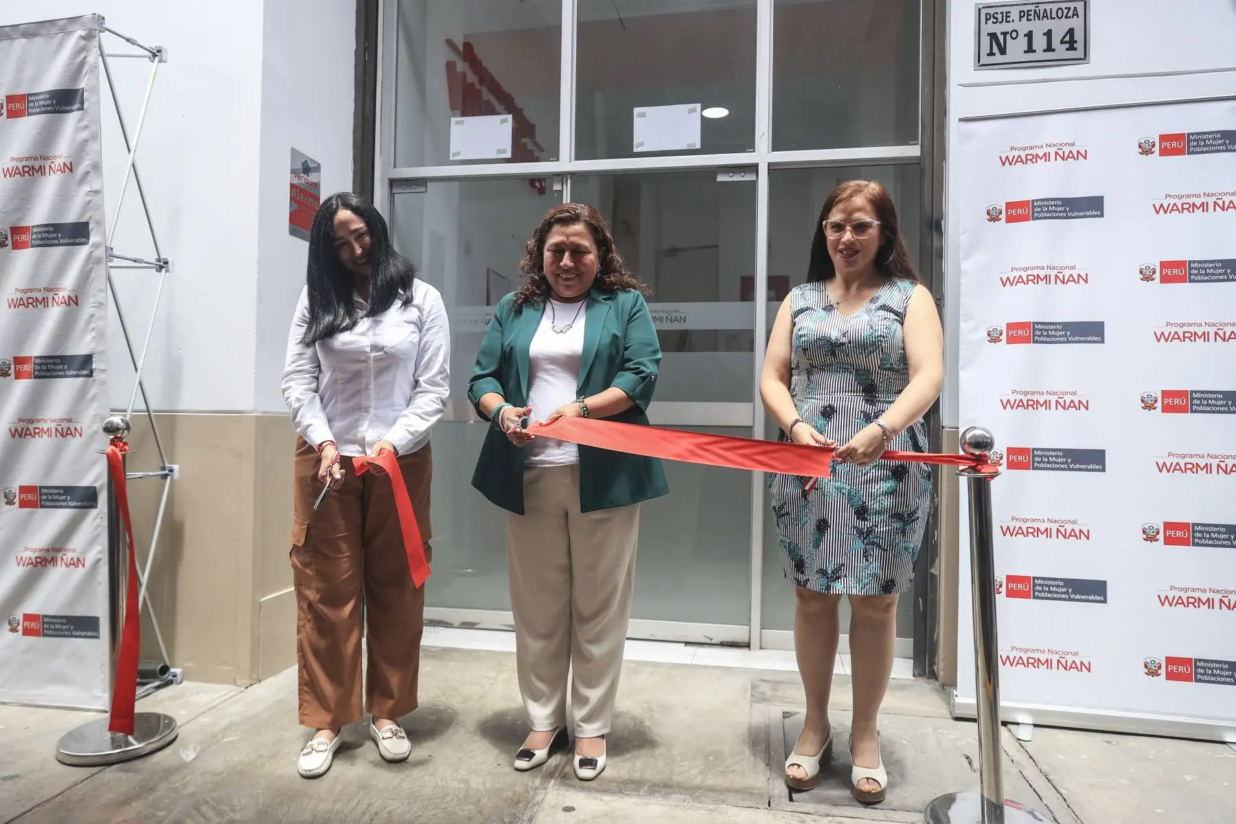 Se inauguró la nueva sede institucional del Programa Nacional Warmi Ñan, con el objetivo de fortalecer su gestión y reafirmar las acciones del sector en la atención y prevención de la violencia contra la mujer y los integrantes del grupo familiar. La actividad estuvo encabezada por la directora ejecutiva del programa, Patricia Garrido, y la ministra de la Mujer, Sandra Gutierrez. Foto: ANDINA/Jhonel Rodríguez Robles
