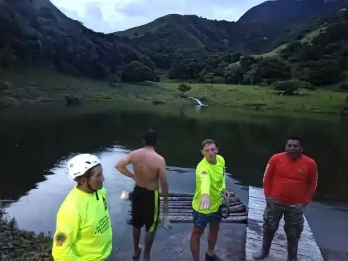 Buzos especializados realizan labores de búsqueda para ubicar y recuperar el cuerpo de un efectivo policial perteneciente a la Comisaría Sectorial de Oxapampa quien desapareció la tarde del domingo 1 de febrero en las aguas de la laguna El Espejo, en el distrito de Pozuzo, en Pasco.  ANDINA/Difusión