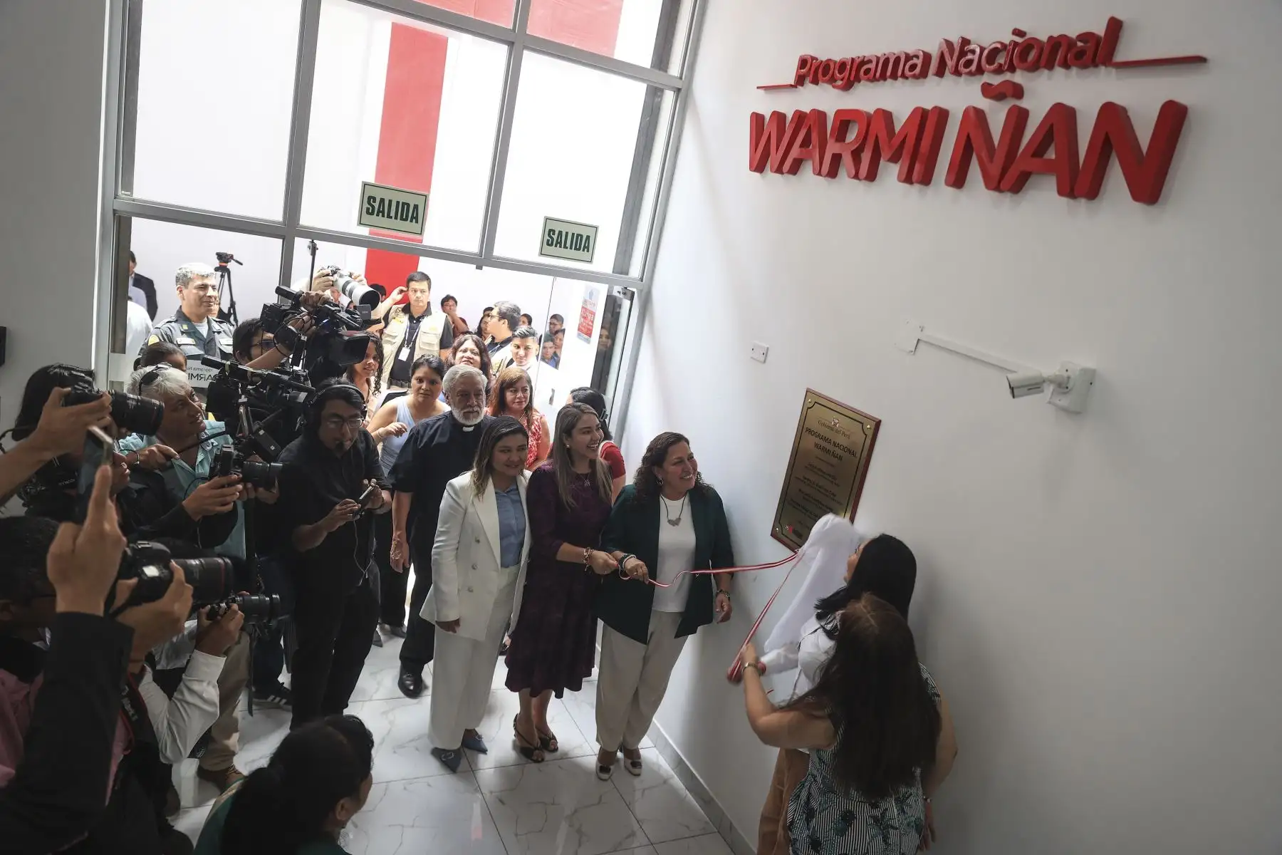 Se inauguró la nueva sede institucional del Programa Nacional Warmi Ñan, con el objetivo de fortalecer su gestión y reafirmar las acciones del sector en la atención y prevención de la violencia contra la mujer y los integrantes del grupo familiar. La actividad estuvo encabezada por la directora ejecutiva del programa, Patricia Garrido, y la ministra de la Mujer, Sandra Gutierrez. Foto: ANDINA/Jhonel Rodríguez Robles