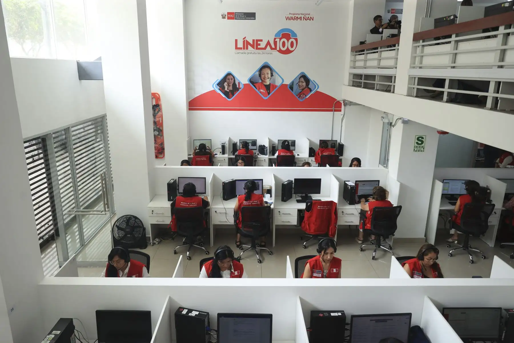 La Línea 100, que se encuentra en la sede inaugurada, brinda atención gratuita, confidencial y permanente a personas afectadas por violencia contra la mujer y los integrantes del grupo familiar, ofreciendo orientación, contención emocional y derivación oportuna a los servicios especializados para la protección de sus derechos. Foto: ANDINA/Jhonel Rodríguez Robles
