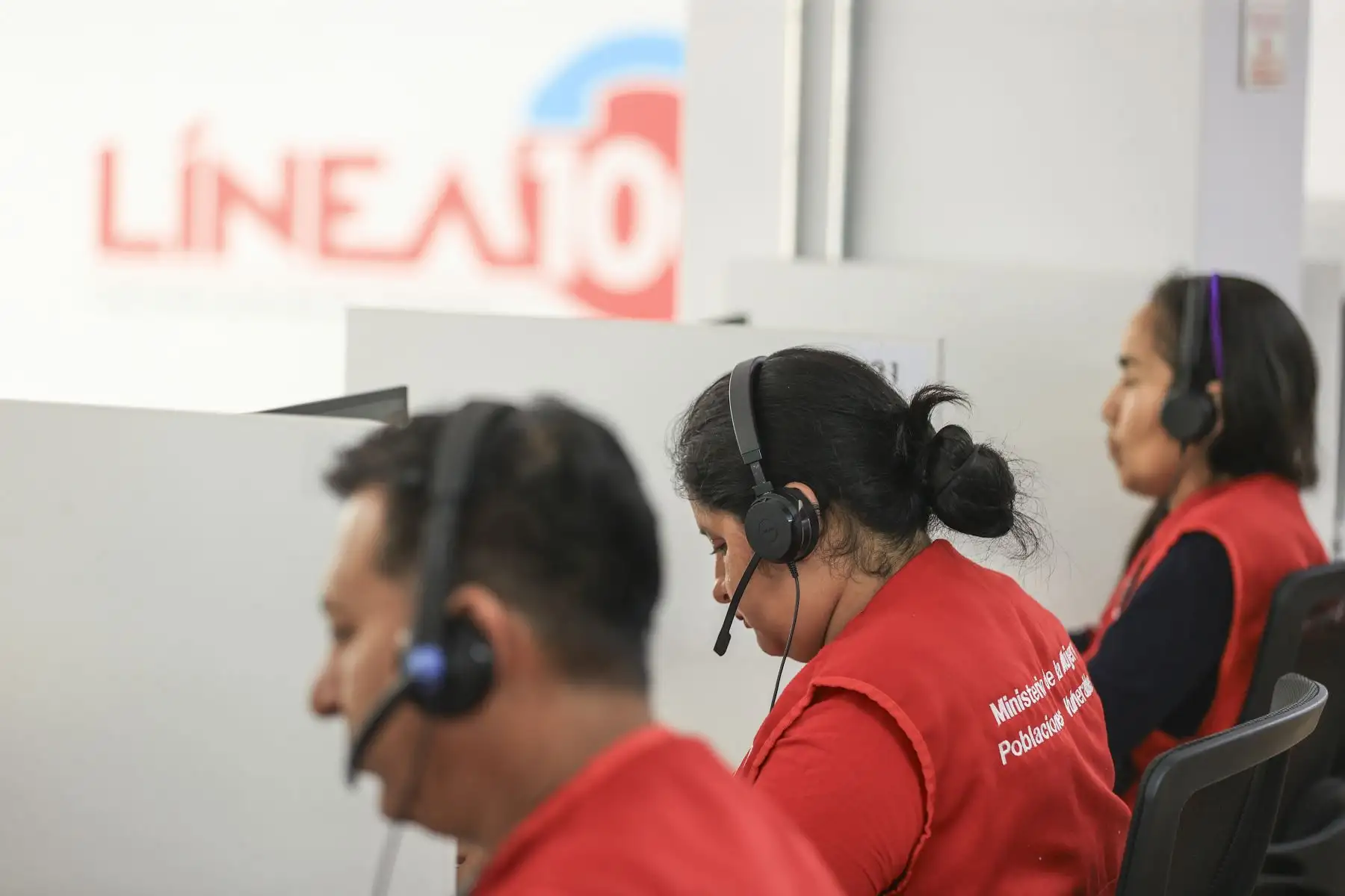 La Línea 100, que se encuentra en la sede inaugurada, brinda atención gratuita, confidencial y permanente a personas afectadas por violencia contra la mujer y los integrantes del grupo familiar, ofreciendo orientación, contención emocional y derivación oportuna a los servicios especializados para la protección de sus derechos. Foto: ANDINA/Jhonel Rodríguez Robles