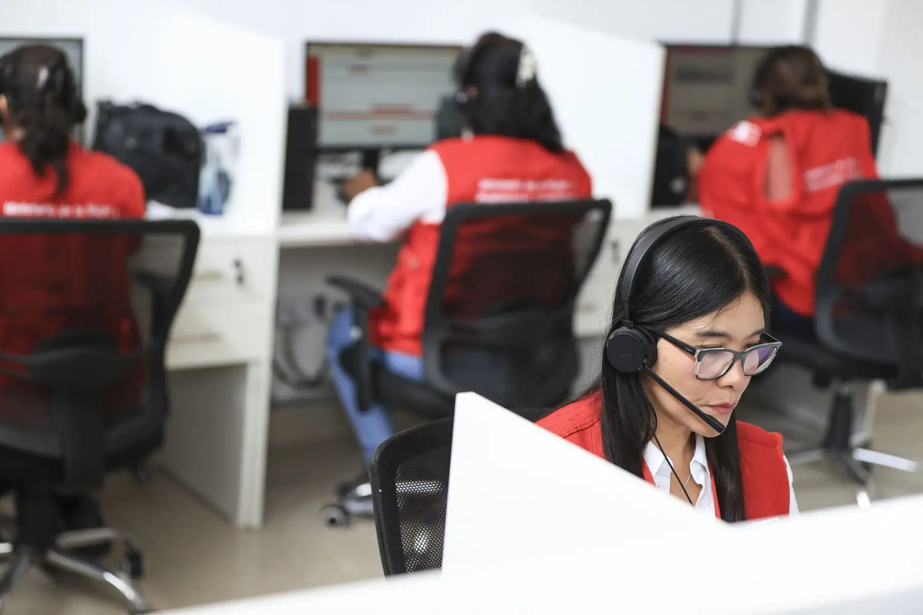 La Línea 100, que se encuentra en la sede inaugurada, brinda atención gratuita, confidencial y permanente a personas afectadas por violencia contra la mujer y los integrantes del grupo familiar, ofreciendo orientación, contención emocional y derivación oportuna a los servicios especializados para la protección de sus derechos. Foto: ANDINA/Jhonel Rodríguez Robles