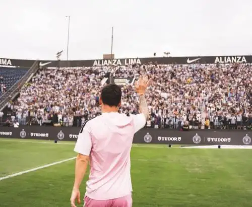 Lionel Messi saluda a la afición de Alianza Lima