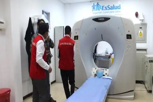 En el Centro Quirúrgico (sala de operaciones) se halló inoperativos una máquina de anestesia, un desfibrilador y un aspirador de secreciones.