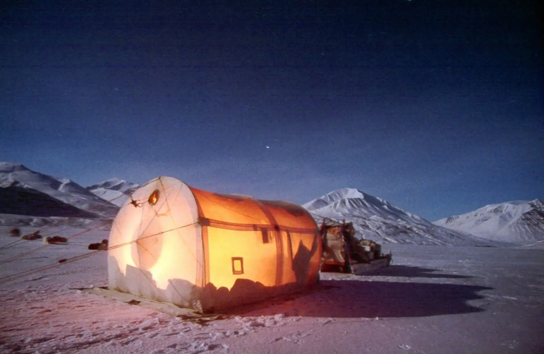 Recorriendo hasta 30 km al día, los perros tiran de un trineo de 500 kilos con tiendas especiales para resistir a los fenómenos meteorológicos más extremos, comida, combustible y otras provisiones que les permitan llegar a alguno de los 50 depósitos de suministros que hay repartidos por la región, en general a unos 7 o 10 días de viaje. Foto: AFP