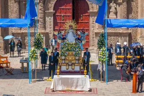 La festividad de la Virgen de la Candelaria es una de las celebraciones más grandes y significativas de Puno, atrayendo a devotos de distintas partes del país y del extranjero.