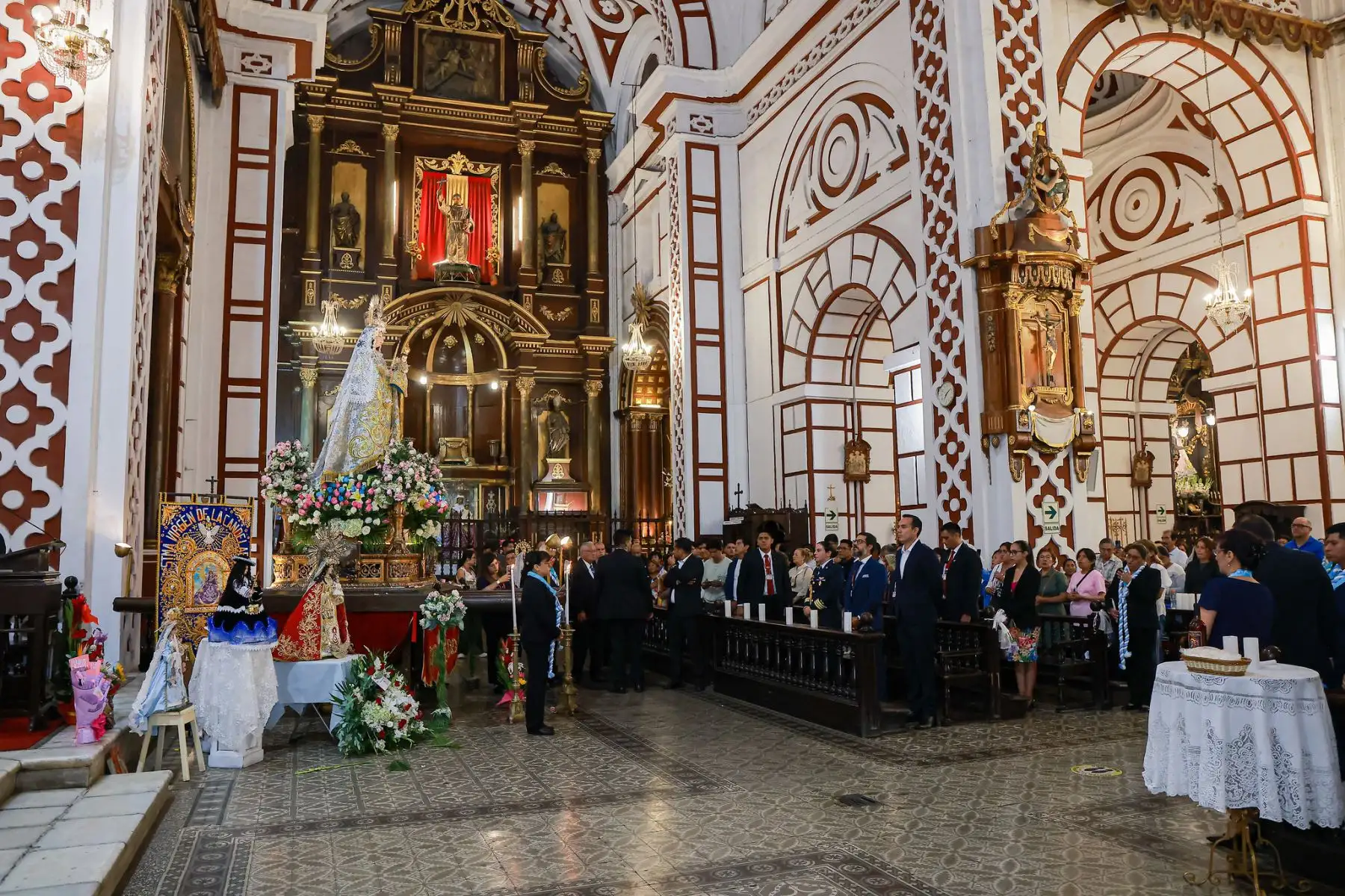 El presidente José Jerí participó en la misa solemne en honor a la Virgen de la Candelaria, rindiendo homenaje a una de las expresiones culturales y religiosas más grandes del Perú. Foto: ANDINA/Prensa Presidencia
