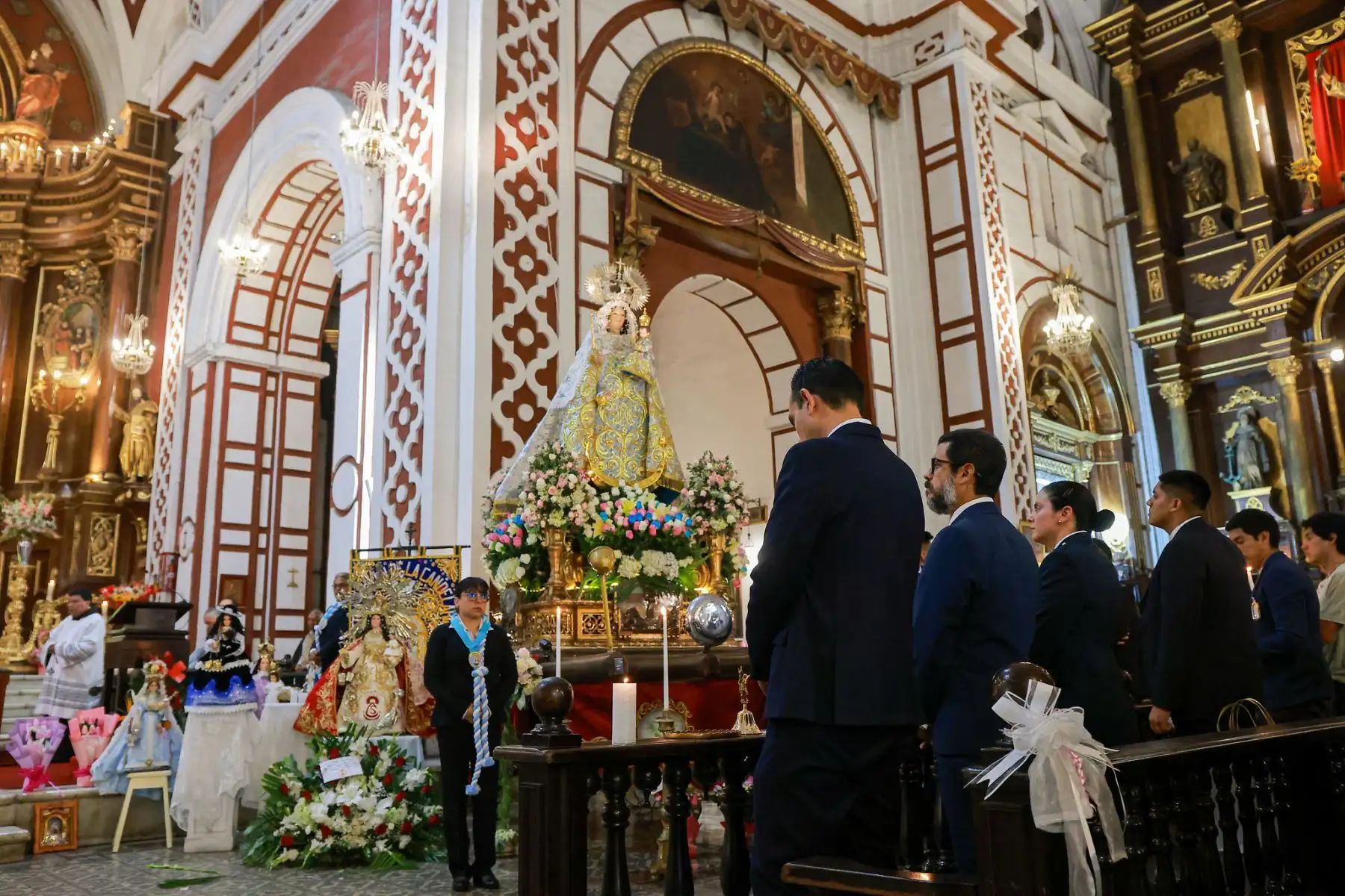 El presidente José Jerí participó en la misa solemne en honor a la Virgen de la Candelaria, rindiendo homenaje a una de las expresiones culturales y religiosas más grandes del Perú. Foto: ANDINA/Prensa Presidencia