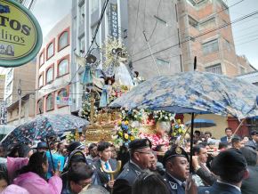 Miles de devotos y turistas acompañaron la imagen de la Virgen de la Candelaria en el inicio de los actos centrales de la tradicional Festividad que se celebra en la ciudad de Puno.Foto: Alberto Alejos