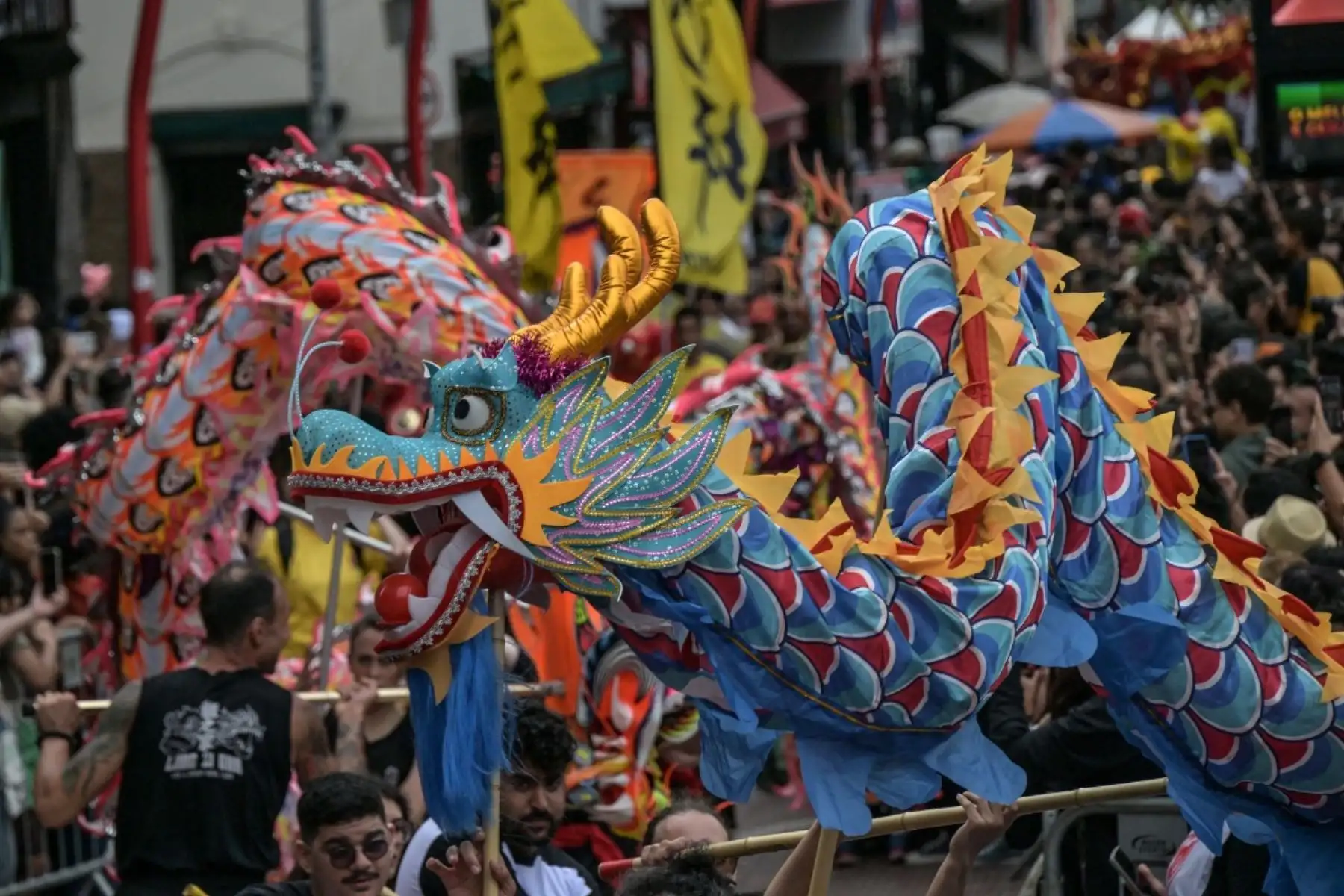 La danza del dragón se presenta durante las celebraciones del Año Nuevo Lunar chino, que da la bienvenida al Año del Caballo, en el barrio de Liberdade, en São Paulo, Brasil. Foto: AFP