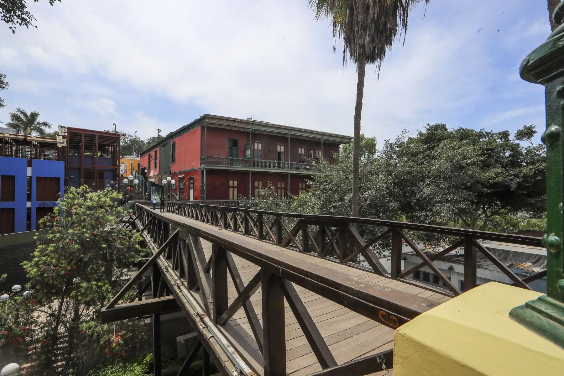 El regreso del esplendor: Se espera que en seis meses, el Puente de los Suspiros vuelva a ser el punto de encuentro predilecto, más seguro y radiante que nunca.
Foto: ANDINA/Ricardo Cuba