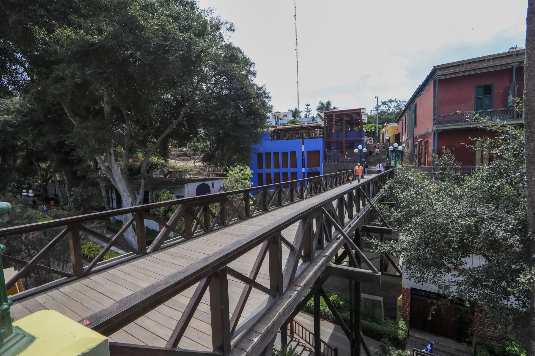 Compromiso con la memoria: La alcaldesa Jessica Vargas y representantes del Mincetur formalizaron la entrega del terreno para dar inicio a esta obra clave para el turismo del distrito.
Foto: ANDINA/Ricardo Cuba