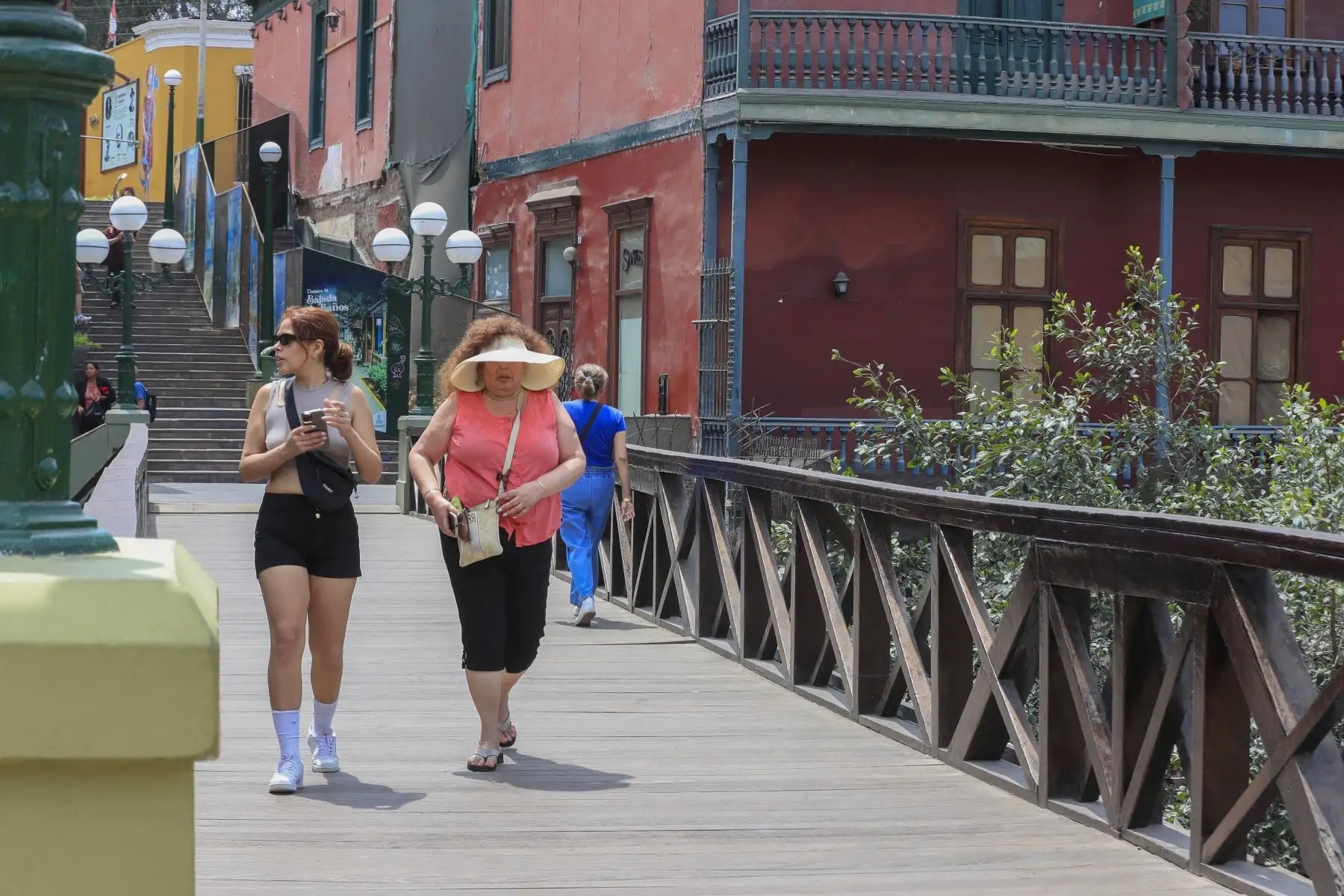 Un respiro para la tradición: Con una inversión superior al millón de soles, se inició el desmontaje de las maderas deterioradas para garantizar la seguridad de los miles de visitantes que lo cruzan.
Foto: ANDINA/Ricardo Cuba
