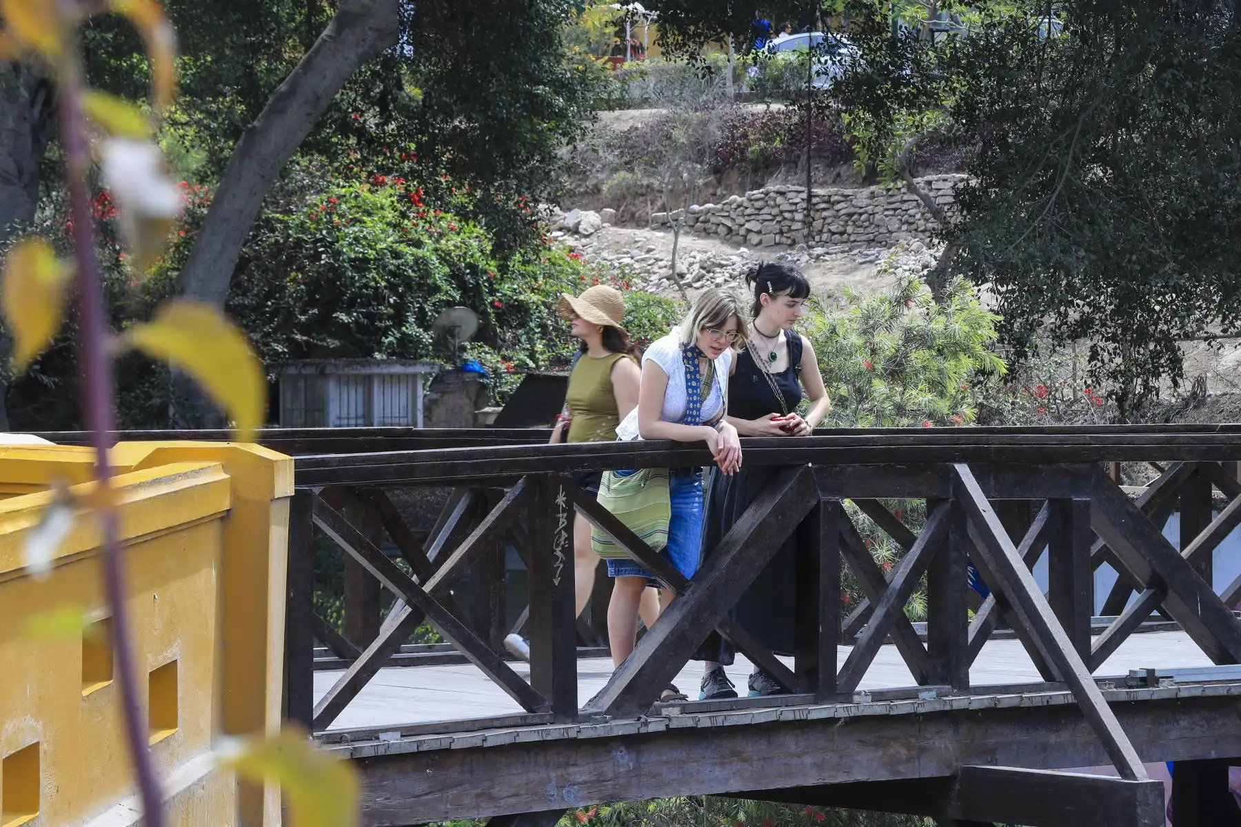 Rutas alternas hacia el mar: Debido al cierre de la pasarela, los peatones que descienden por la Bajada de los Baños hacia la Costa Verde deberán seguir los nuevos desvíos señalizados.
Foto: ANDINA/Ricardo Cuba
