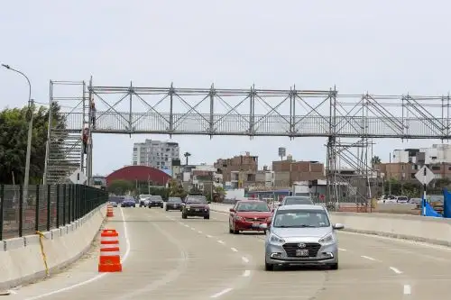 Se realizó el proceso de montaje del primero de los cuatro puentes peatonales provisionales de la Vía Expresa Sur.