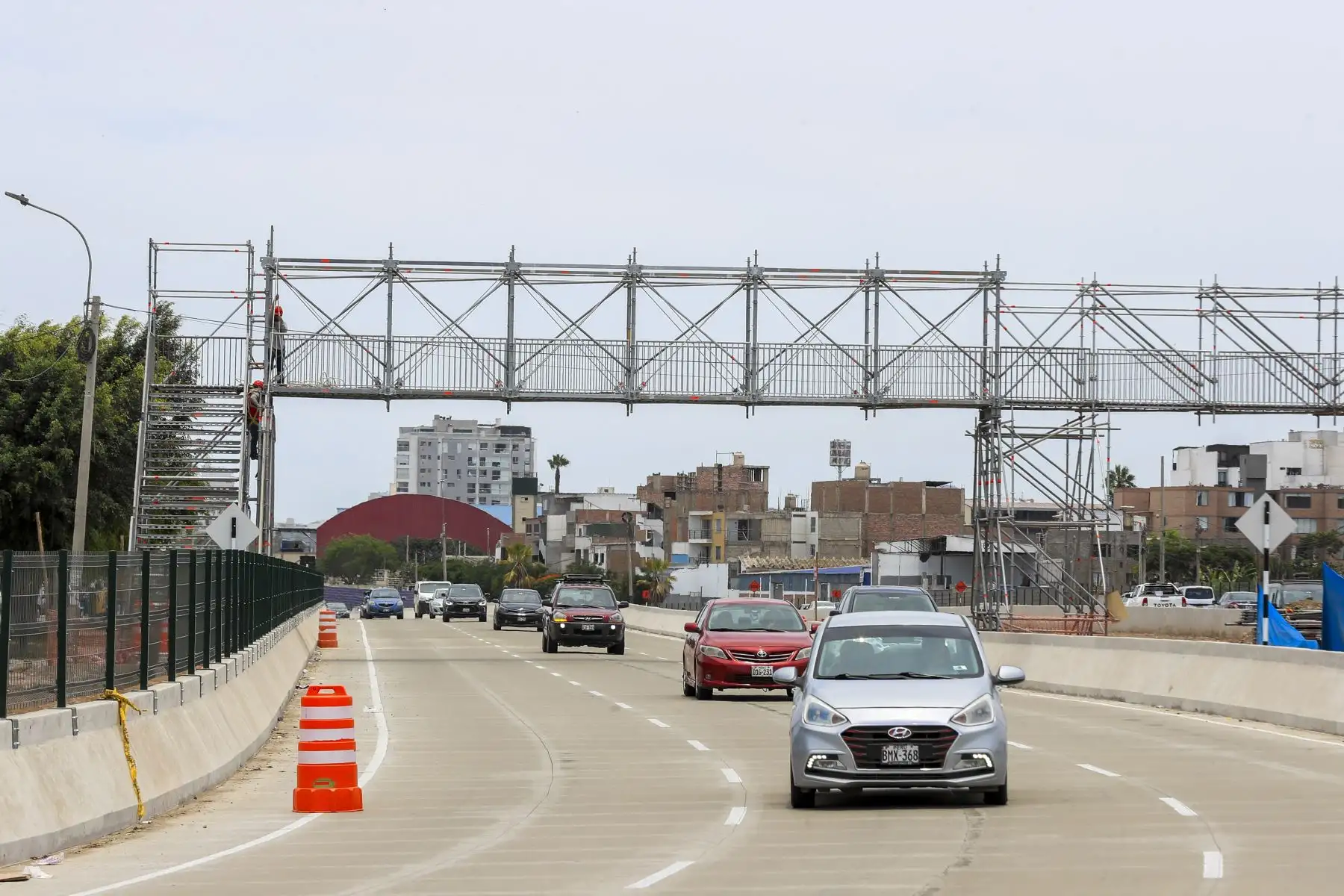 Entre la medianoche y las 5 a. m. de hoy, Emape ejecutó con éxito el montaje del primer puente peatonal provisional en la calle Esteban Camere, Surco. Foto: ANDINA/Ricardo Cuba