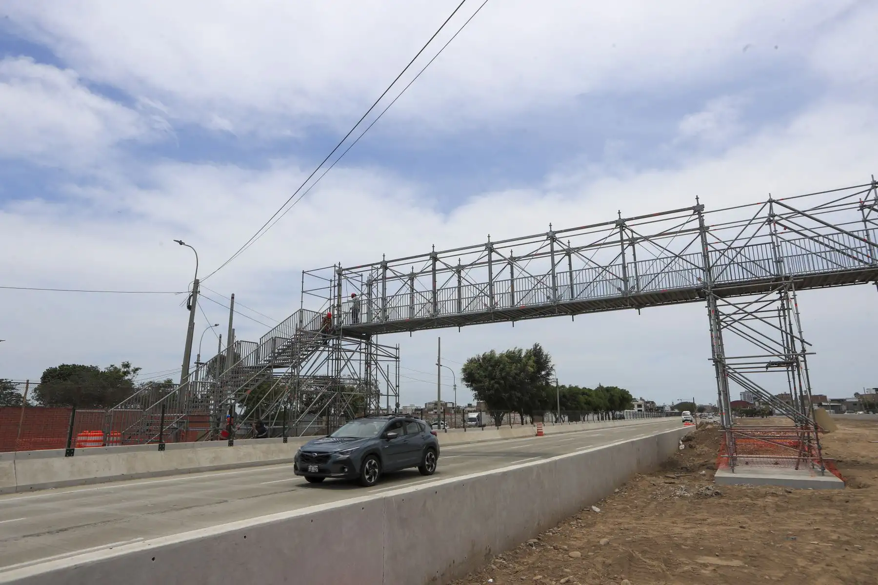 martes 03 de febrero se realizó el proceso de montaje del primero de los cuatro puentes peatonales provisionales de la Vía Expresa Sur. Foto: ANDINA/Ricardo Cuba