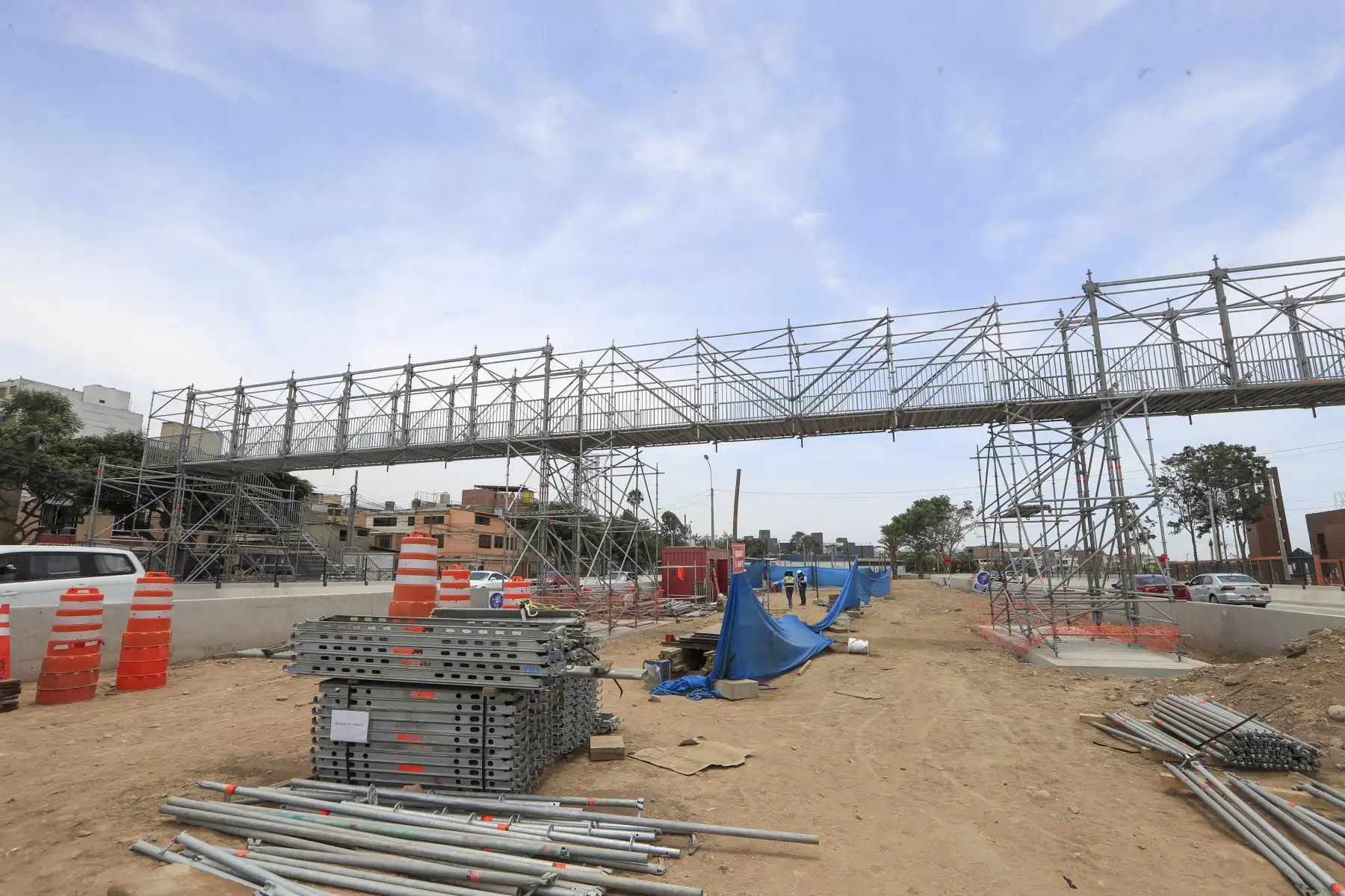 Siguientes pasos en Surco: Tras el montaje, Emape procederá con la señalización, el pintado de pasos de cebra y la construcción de veredas para habilitar el acceso peatonal completo. Foto: ANDINA/Ricardo Cuba