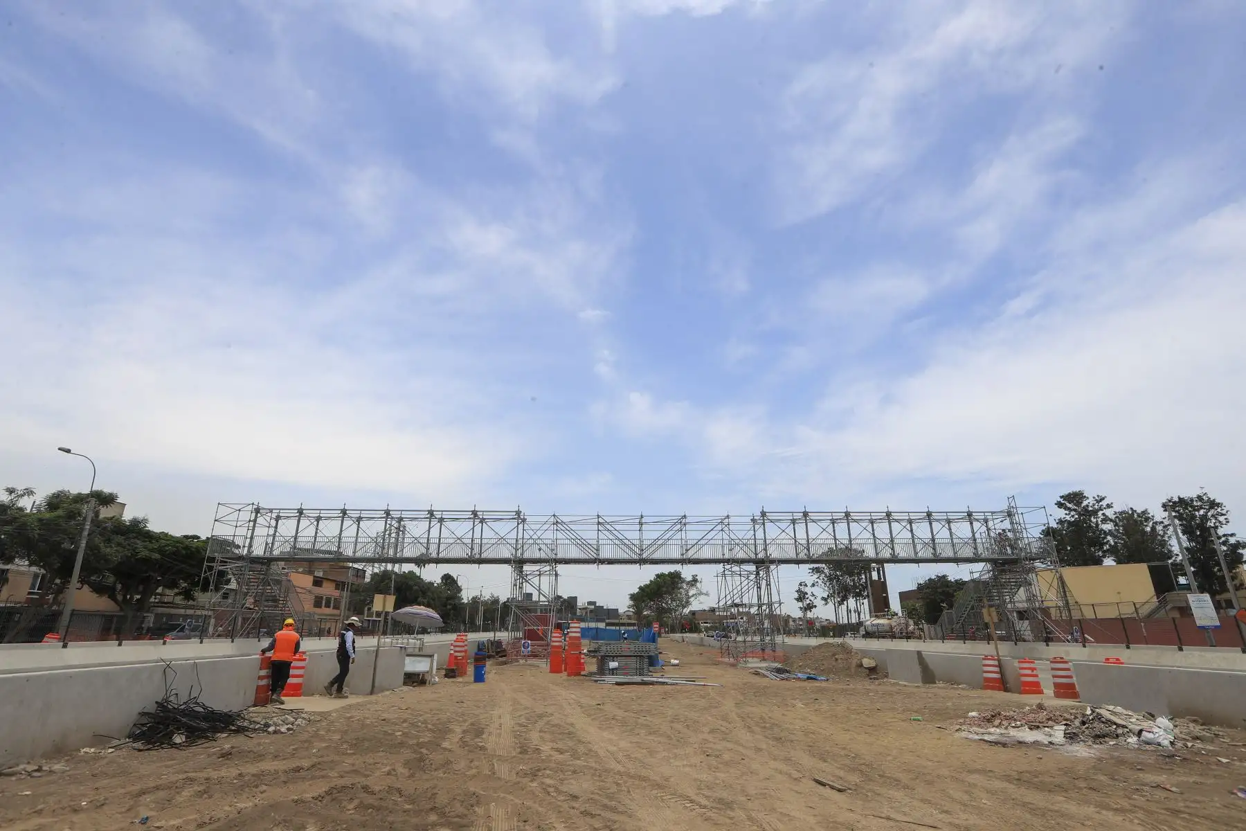 Conectividad para el vecino: Este primer puente provisional busca facilitar el tránsito seguro de los vecinos mientras avanzan las obras mayores del proyecto Vía Expresa Sur.Foto: ANDINA/Ricardo Cuba