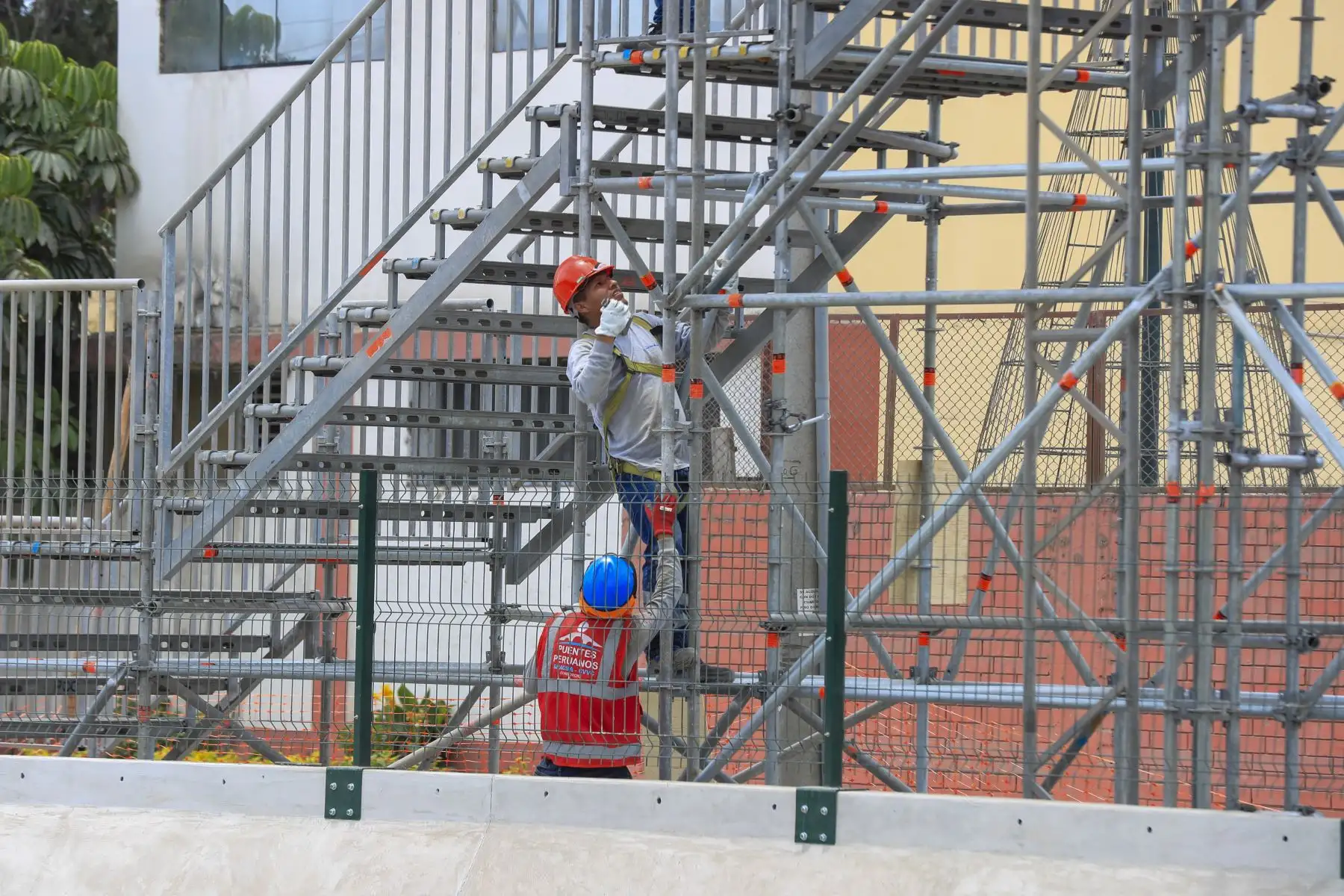 El proceso consistió en el izaje y colocación de tres módulos de estructuras metálicas (una pasarela central y dos laterales) sobre torres previamente instaladas. Foto: ANDINA/Ricardo Cuba