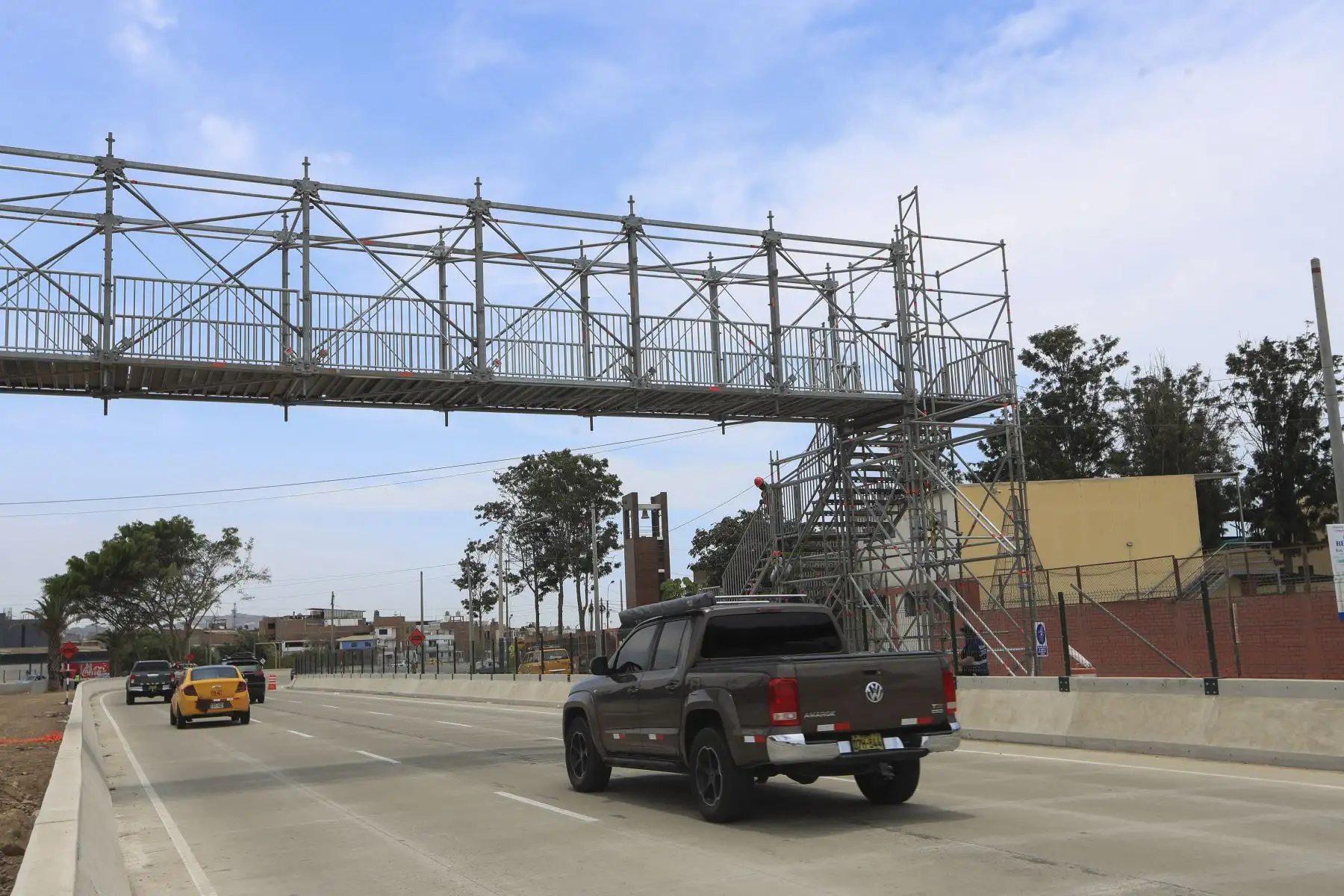 Seguridad en las alturas: Con el apoyo de una grúa de alto tonelaje y estrictas normas de seguridad, se maniobraron las piezas metálicas para garantizar un montaje sin riesgos. Foto: ANDINA/Ricardo Cuba