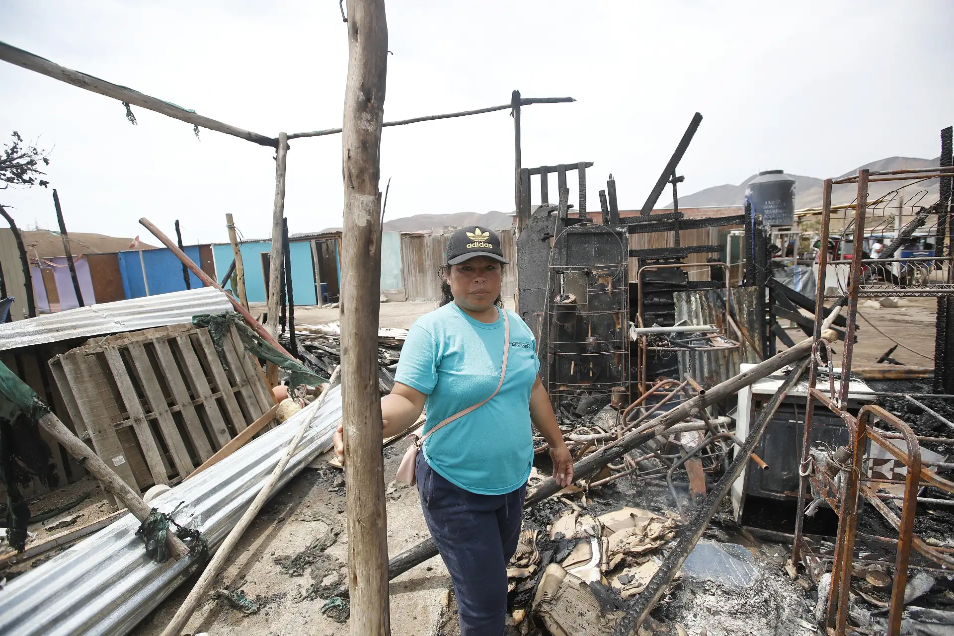 La noche de ayer se registró un incendio en la asociación familiar Amor al Prójimo, luego de que un grupo de personas ingresara al lugar portando palos y bombas molotov con la intención de amedrentar a las familias que se encontraban en la zona. A raíz del conflicto, más de 30 viviendas fueron consumidas por el fuego y alrededor de 21 familias lo perdieron todo.Foto:ANDINA/Eddy Ramos
