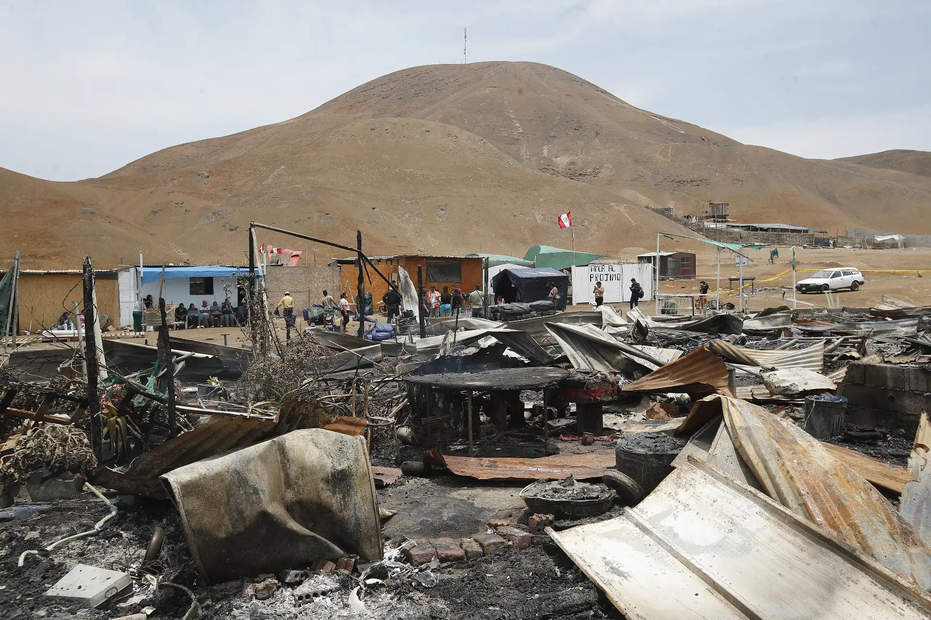 La noche de ayer se registró un incendio en la asociación familiar Amor al Prójimo, luego de que un grupo de personas ingresara al lugar portando palos y bombas molotov con la intención de amedrentar a las familias que se encontraban en la zona. A raíz del conflicto, más de 30 viviendas fueron consumidas por el fuego y alrededor de 21 familias lo perdieron todo.Foto:ANDINA/Eddy Ramos