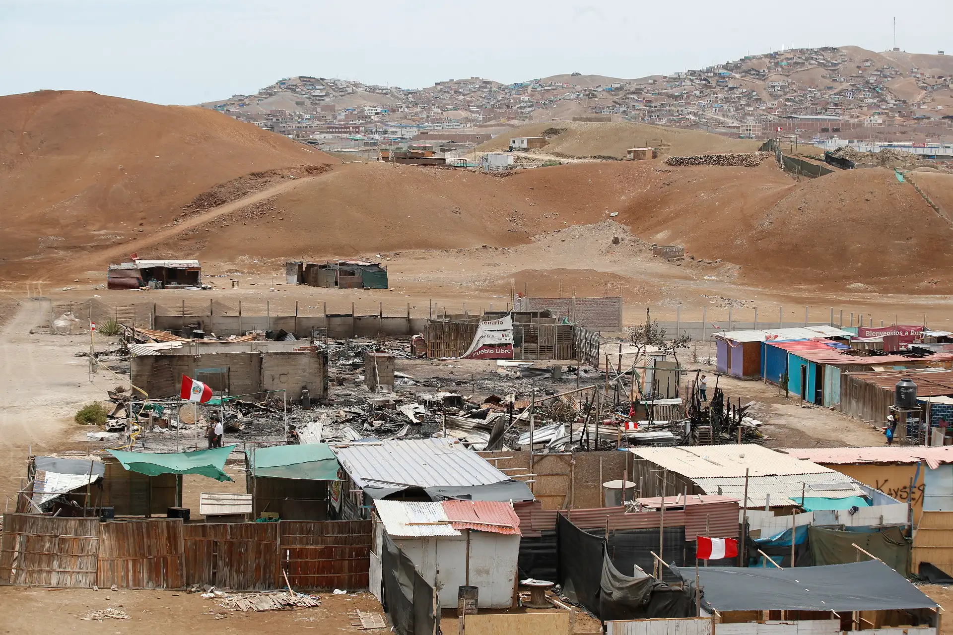 La noche de ayer se registró un incendio en la asociación familiar Amor al Prójimo, luego de que un grupo de personas ingresara al lugar portando palos y bombas molotov con la intención de amedrentar a las familias que se encontraban en la zona. A raíz del conflicto, más de 30 viviendas fueron consumidas por el fuego y alrededor de 21 familias lo perdieron todo.Foto:ANDINA/Eddy Ramos
