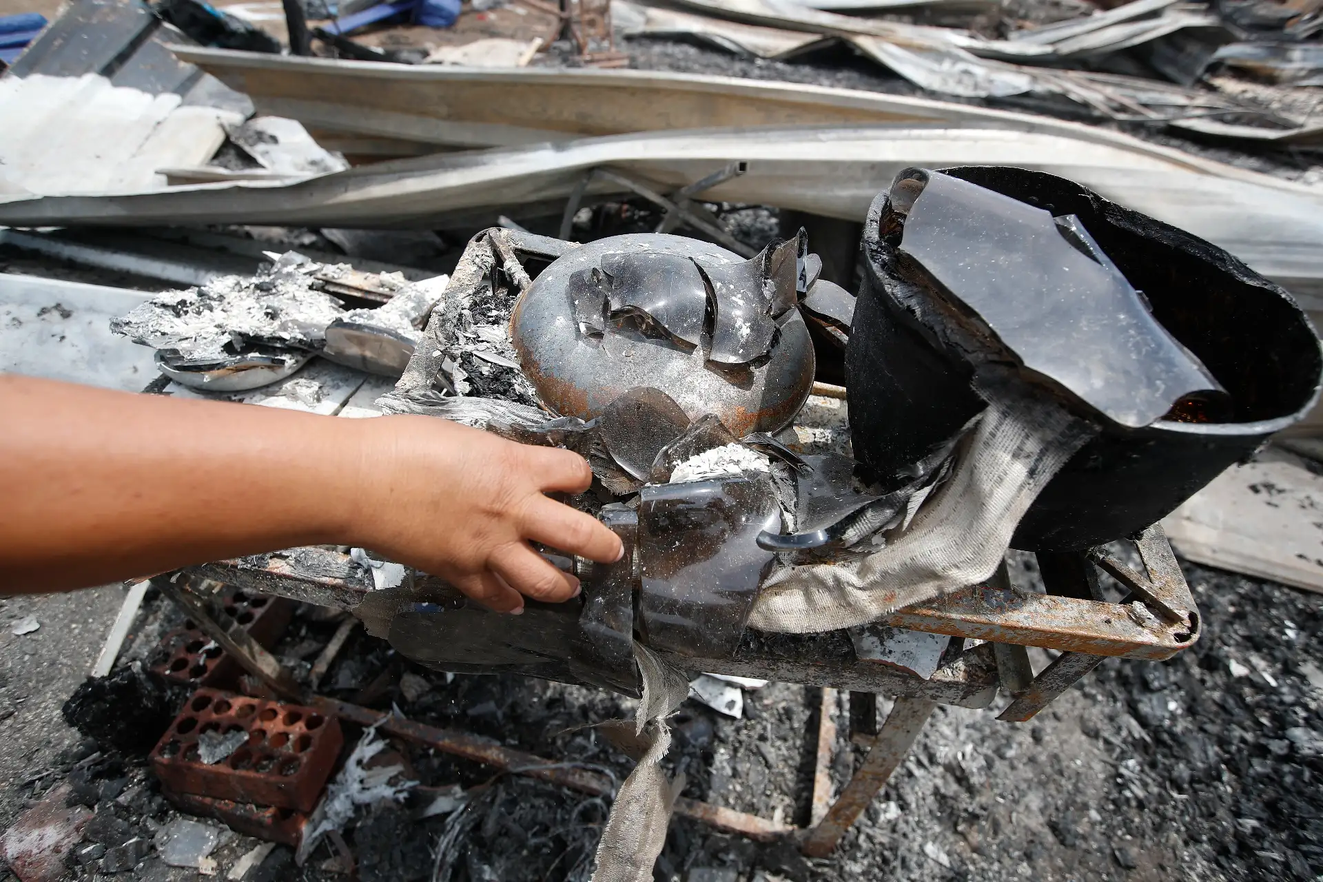 La noche de ayer se registró un incendio en la asociación familiar Amor al Prójimo, luego de que un grupo de personas ingresara al lugar portando palos y bombas molotov con la intención de amedrentar a las familias que se encontraban en la zona. A raíz del conflicto, más de 30 viviendas fueron consumidas por el fuego y alrededor de 21 familias lo perdieron todo.Foto:ANDINA/Eddy Ramos