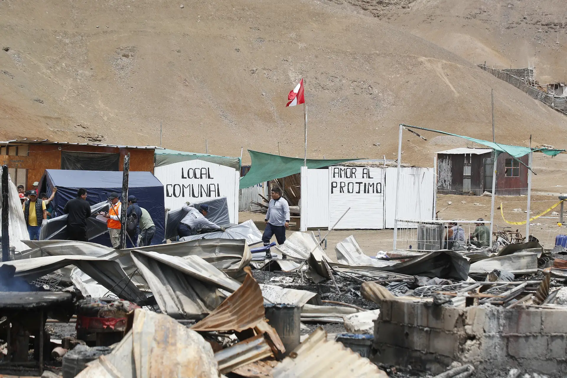 La noche de ayer se registró un incendio en la asociación familiar Amor al Prójimo, luego de que un grupo de personas ingresara al lugar portando palos y bombas molotov con la intención de amedrentar a las familias que se encontraban en la zona. A raíz del conflicto, más de 30 viviendas fueron consumidas por el fuego y alrededor de 21 familias lo perdieron todo.Foto:ANDINA/Eddy Ramos