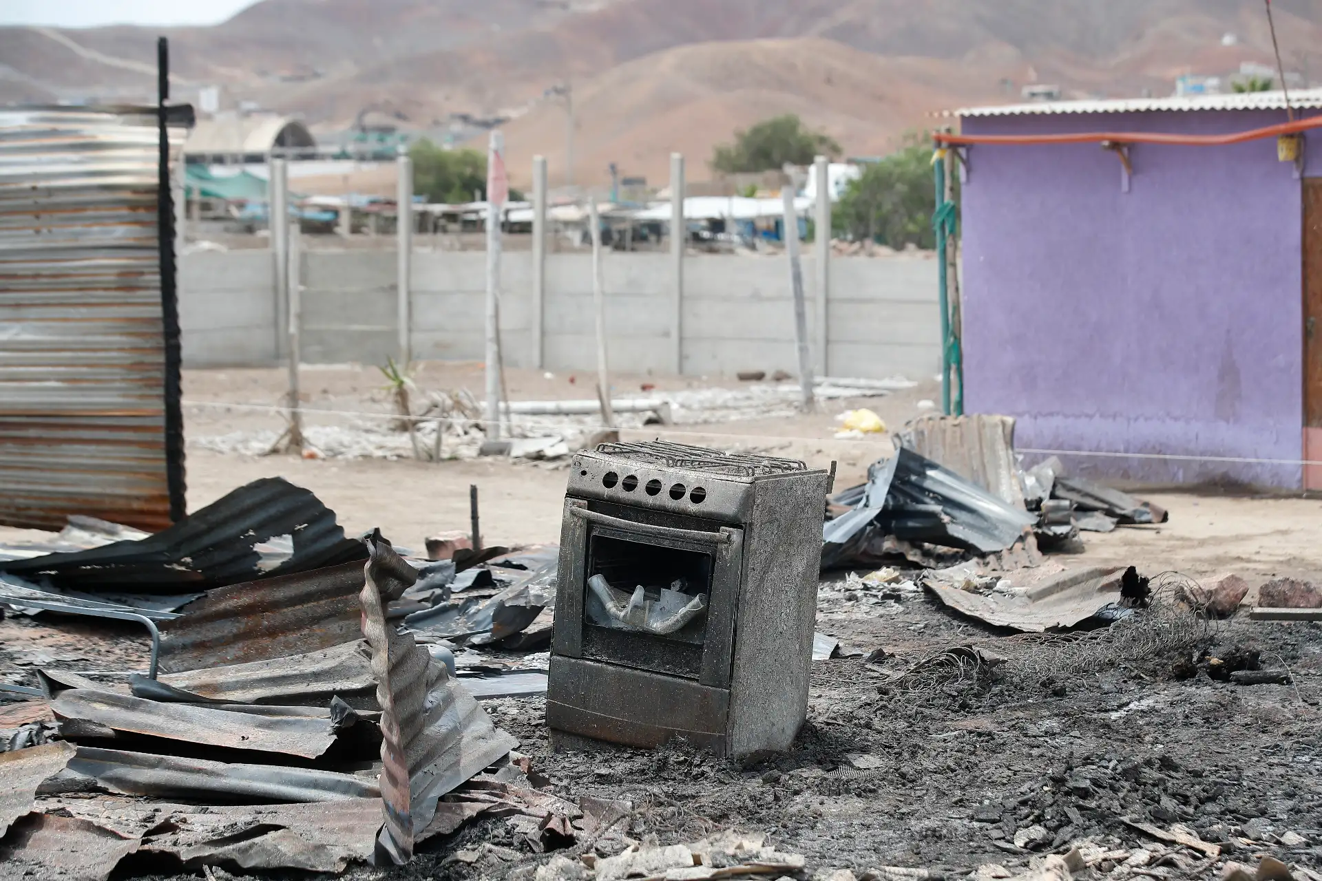 La noche de ayer se registró un incendio en la asociación familiar Amor al Prójimo, luego de que un grupo de personas ingresara al lugar portando palos y bombas molotov con la intención de amedrentar a las familias que se encontraban en la zona. A raíz del conflicto, más de 30 viviendas fueron consumidas por el fuego y alrededor de 21 familias lo perdieron todo.Foto:ANDINA/Eddy Ramos