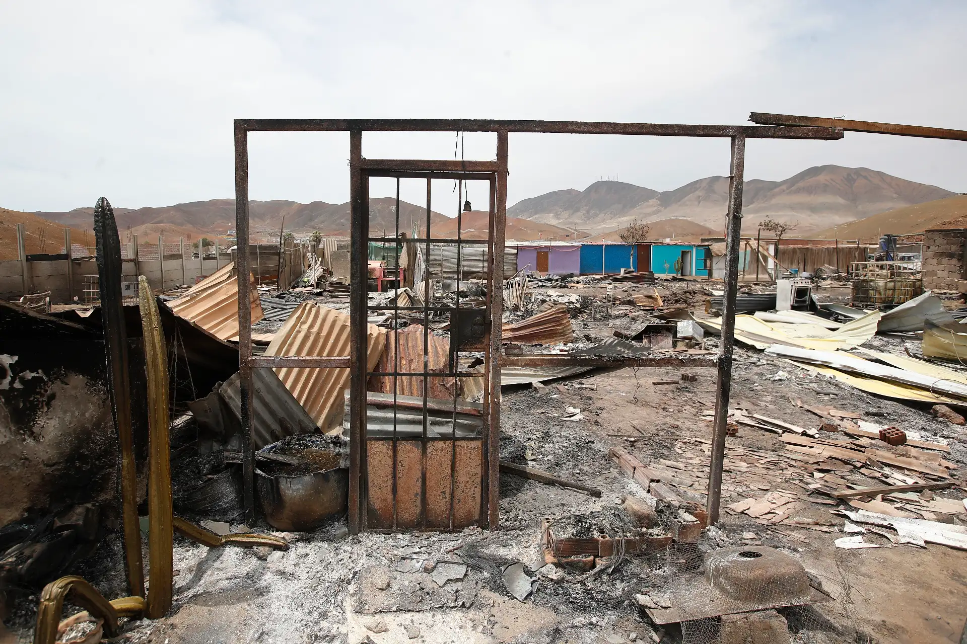 La noche de ayer se registró un incendio en la asociación familiar Amor al Prójimo, luego de que un grupo de personas ingresara al lugar portando palos y bombas molotov con la intención de amedrentar a las familias que se encontraban en la zona. A raíz del conflicto, más de 30 viviendas fueron consumidas por el fuego y alrededor de 21 familias lo perdieron todo.Foto:ANDINA/Eddy Ramos