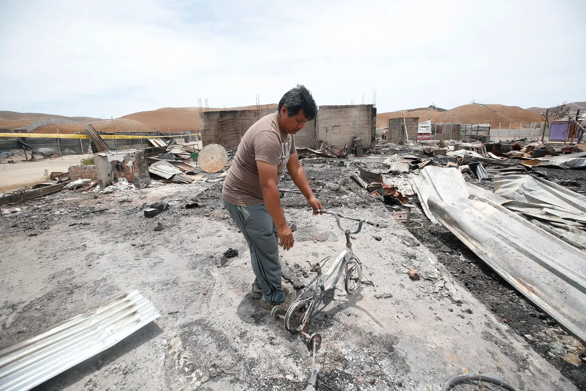Freddy Malpartida (47) lo perdió todo tras el incendio que consumió su vivienda en la asociación familiar Amor al Prójimo, ubicada en el distrito de Pucusana. Foto: ANDINA/Eddy Ramos