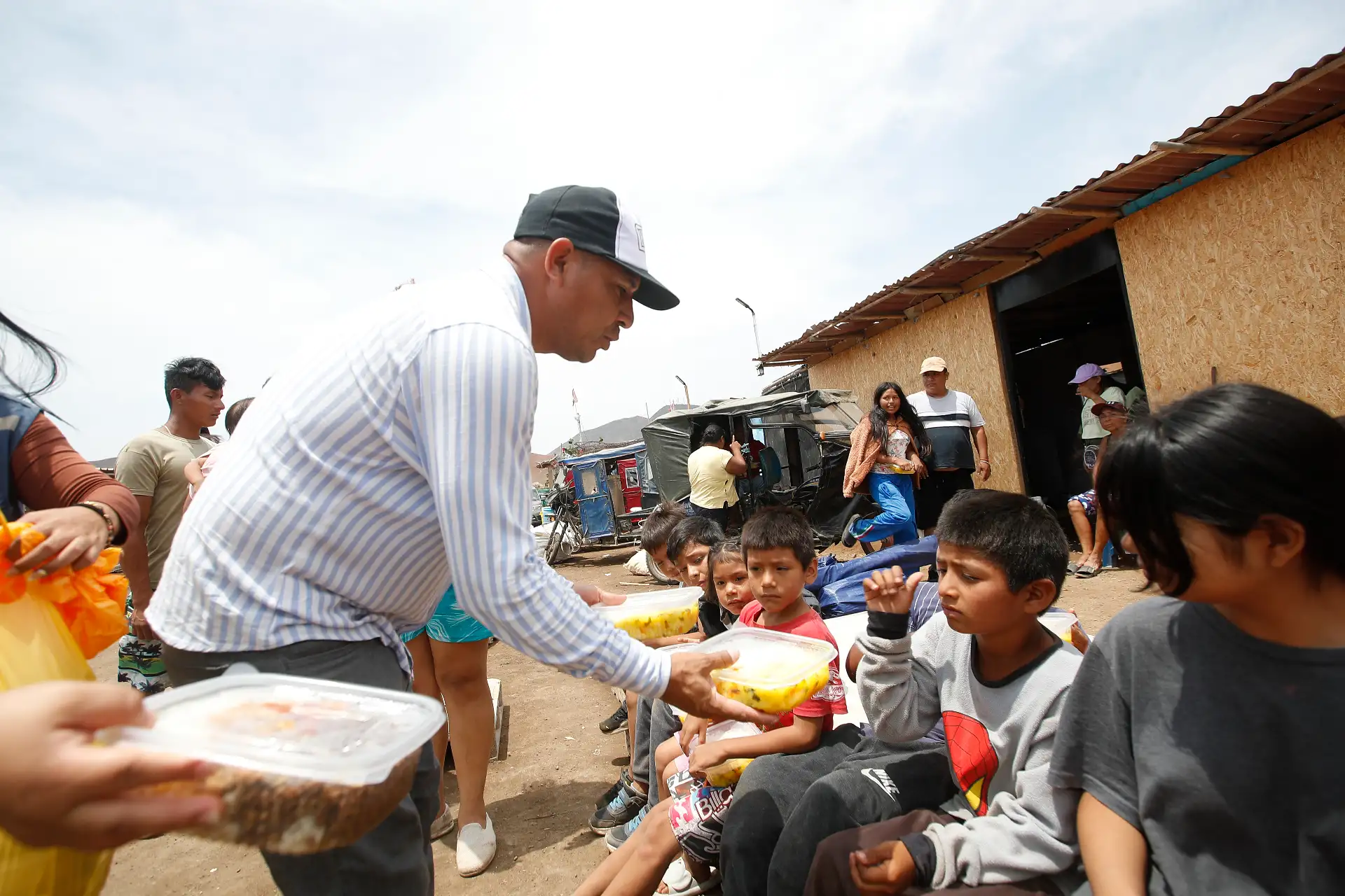 La municipalidad de Pucusana  brinda ayuda a los damnificados del incendio. Foto: ANDINA/Eddy Ramos