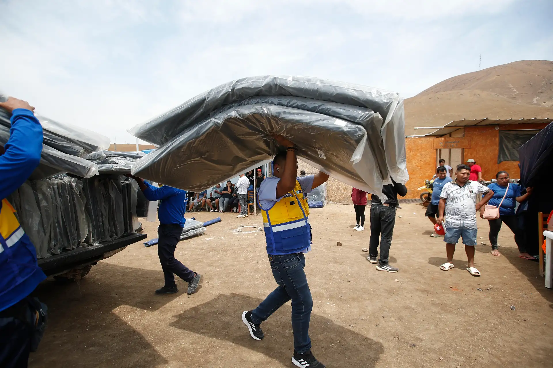 La municipalidad de Pucusana  brinda ayuda a los damnificados del incendio. Foto: ANDINA/Eddy Ramos