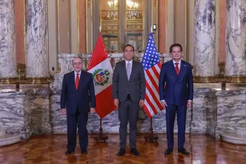 El presidente José Jerí recibió las cartas credenciales del nuevo embajador de los Estados Unidos de América, Bernie Navarro