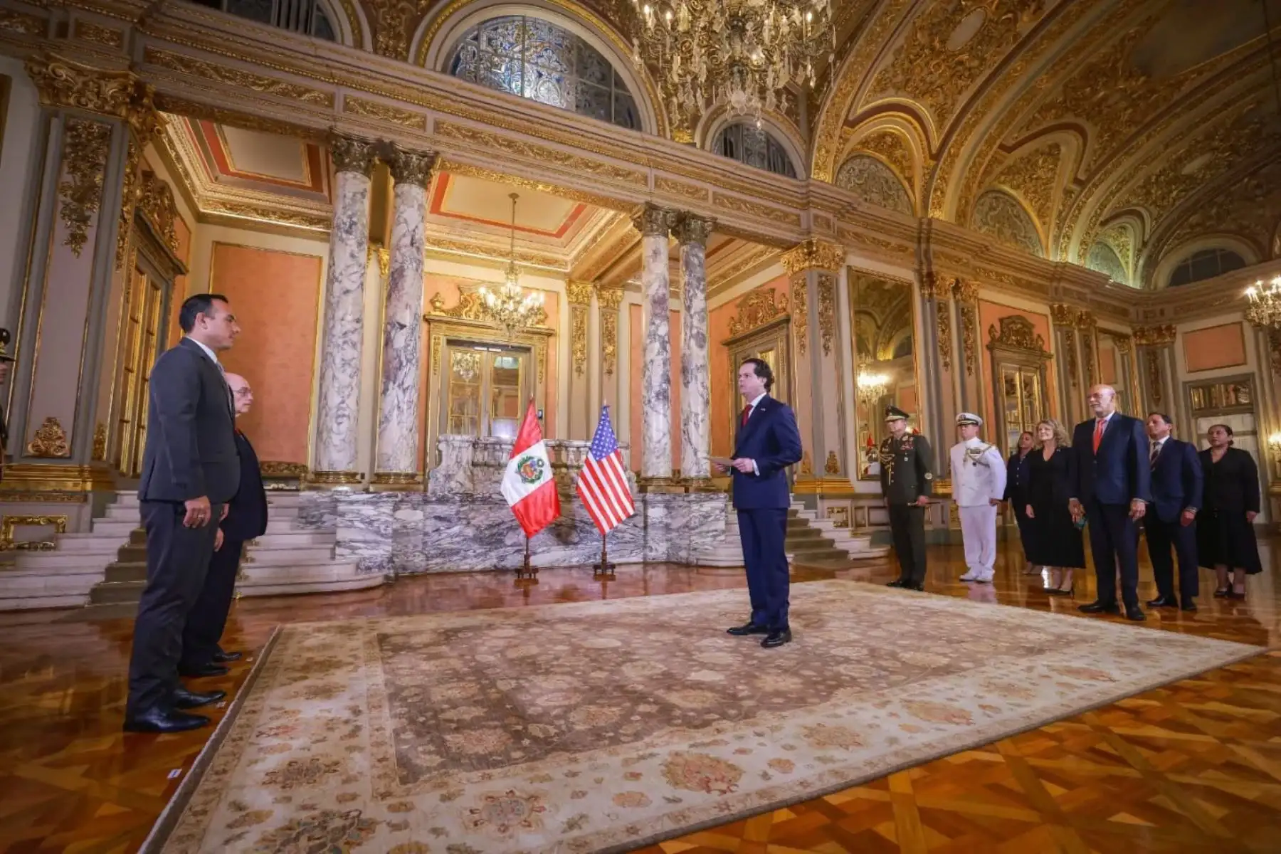 El presidente de la república, José Jerí, recibió las cartas credenciales del nuevo embajador de los Estados Unidos de América, Bernie Navarro. Foto: ANDINA/Prensa Presidencia