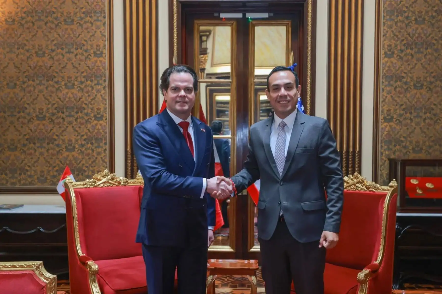 El presidente de la república, José Jerí, recibió las cartas credenciales del nuevo embajador de los Estados Unidos de América, Bernie Navarro. Foto: ANDINA/Prensa Presidencia