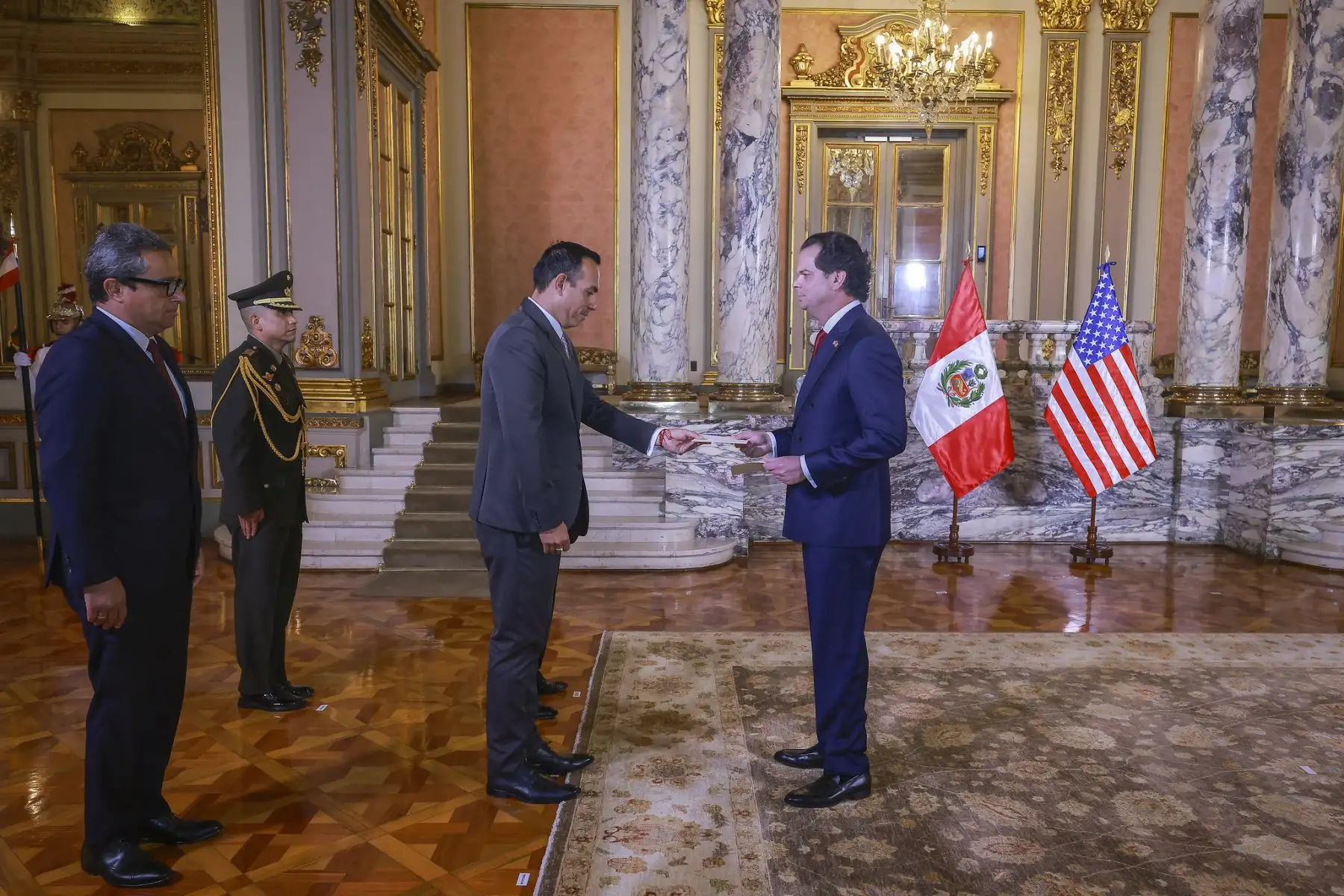 El presidente de la república, José Jerí, recibió las cartas credenciales del nuevo embajador de los Estados Unidos de América, Bernie Navarro. Foto: ANDINA/Prensa Presidencia