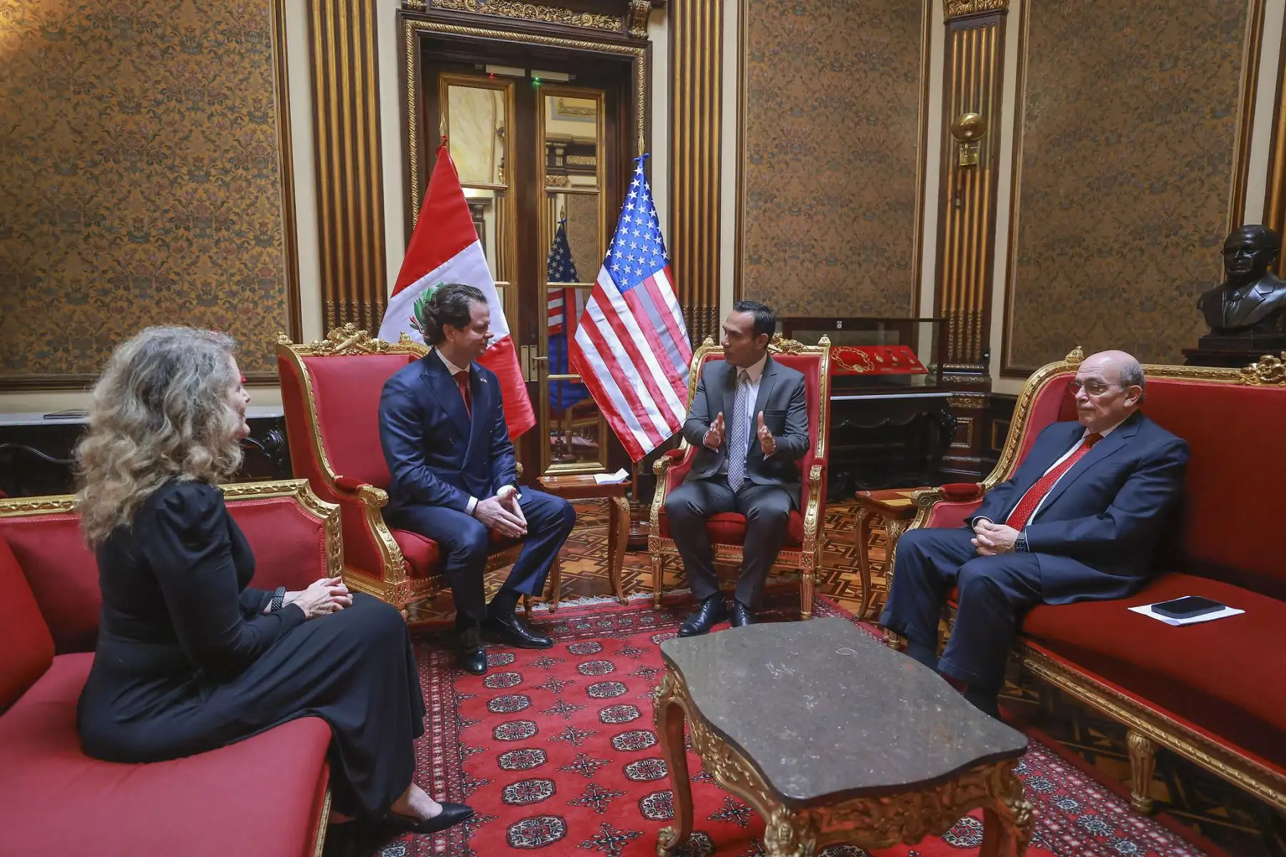 El presidente de la república, José Jerí, recibió las cartas credenciales del nuevo embajador de los Estados Unidos de América, Bernie Navarro. Foto: ANDINA/Prensa Presidencia