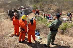 El vehículo que volcó transportaba a unos 60 peregrinos que regresaban de la celebración de Nuestra Señora de las Candelas, una fiesta religiosa tradicional en el estado de Ceará. Foto: AFP