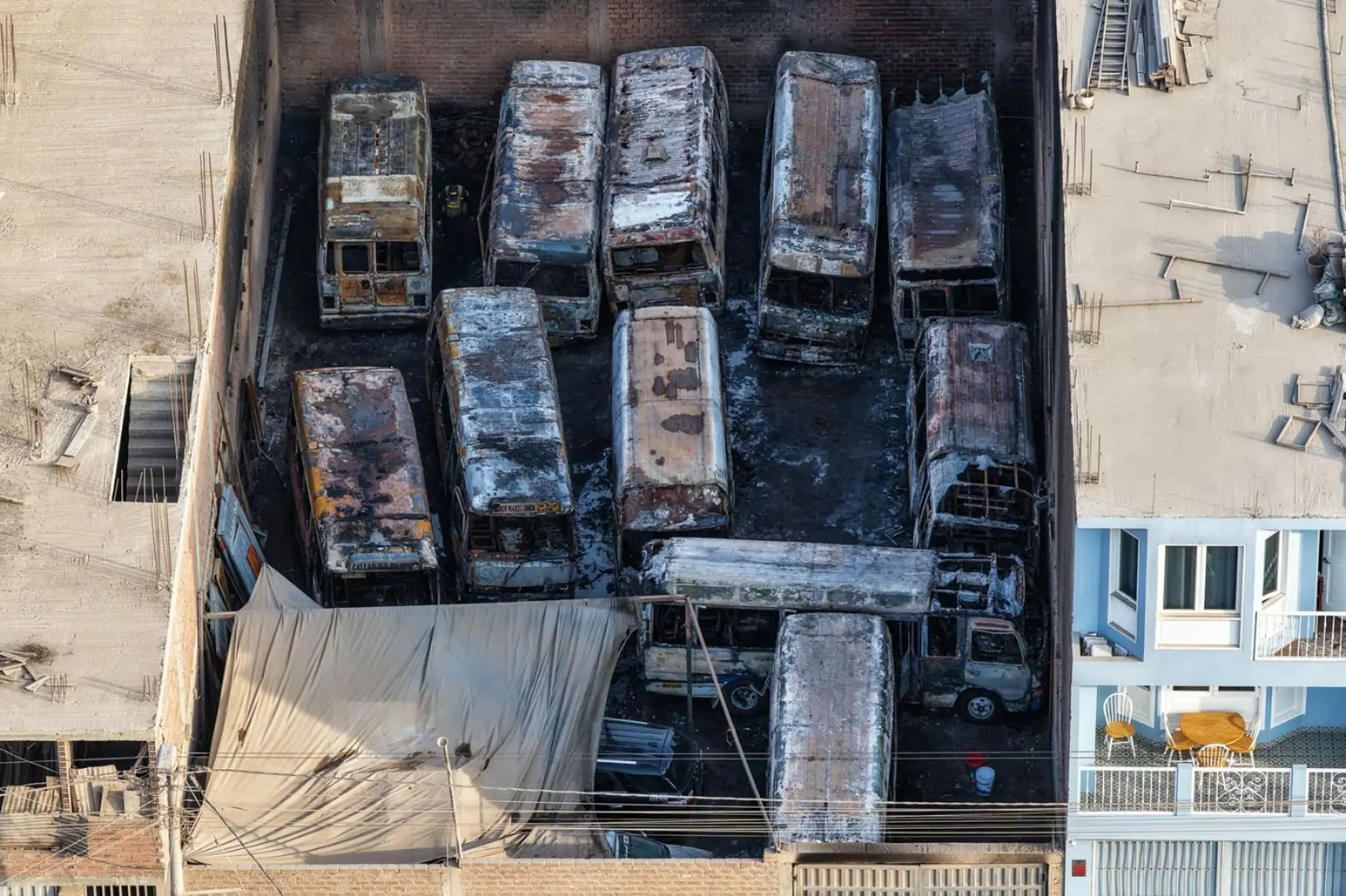Doce unidades de transporte público tipo cúster quedaron totalmente calcinadas tras un incendio registrado en un depósito ubicado en la zona de Oquendo, en el Callao. Foto: ANDINA/ Ricardo Cuba