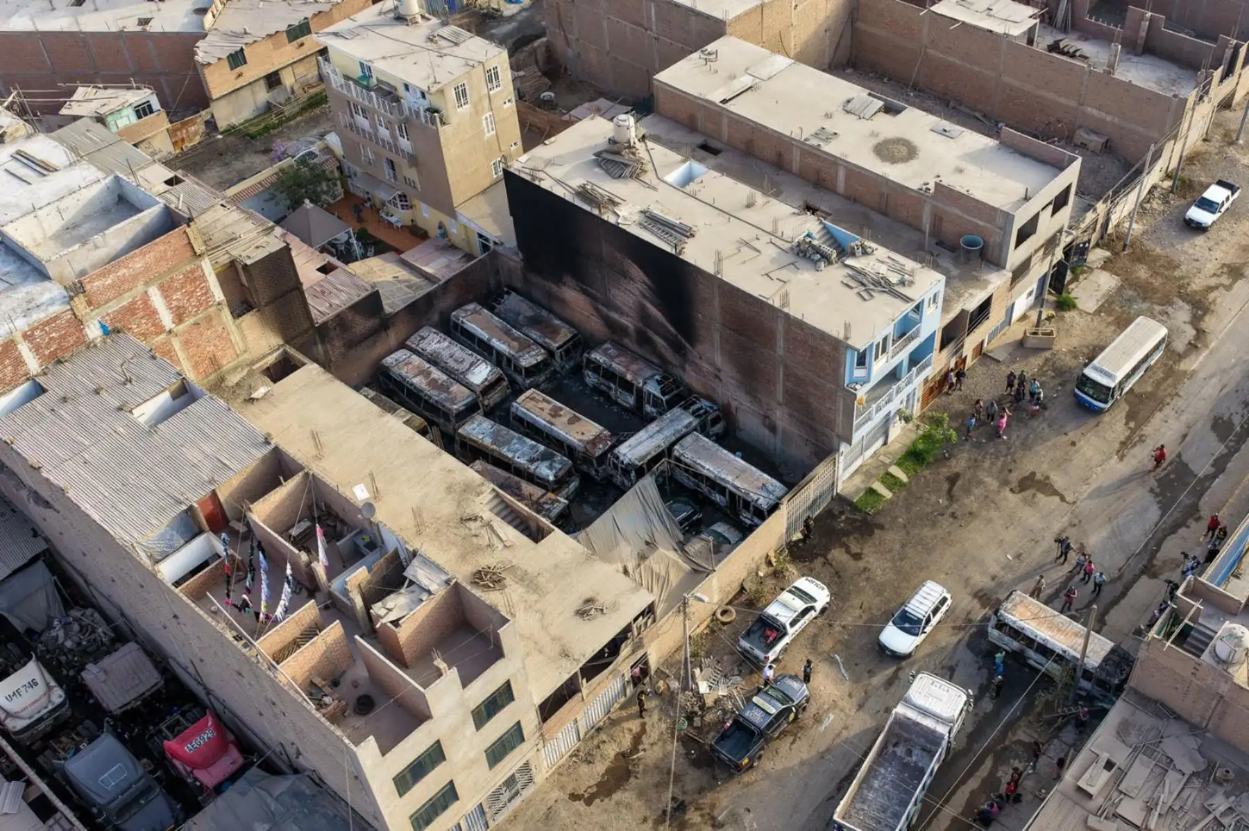 Doce unidades de transporte público tipo cúster quedaron totalmente calcinadas tras un incendio registrado en un depósito ubicado en la zona de Oquendo, en el Callao. Foto: ANDINA/ Ricardo Cuba